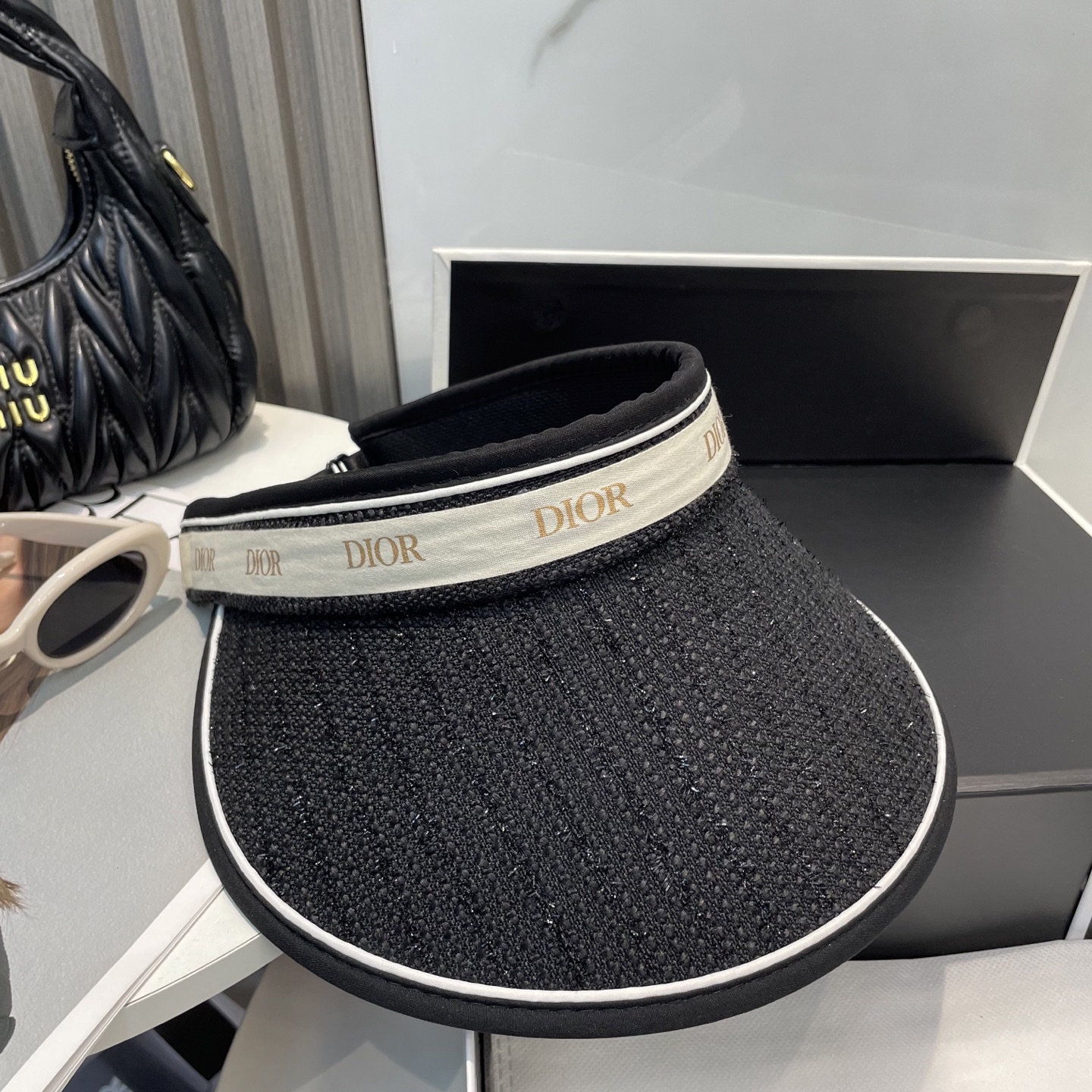 
迪奥Dior新款空顶帽
看一眼就会爱上的遮阳帽，夏天的你需要一顶与众不同的帽子去眼压群芳，这款气质空顶