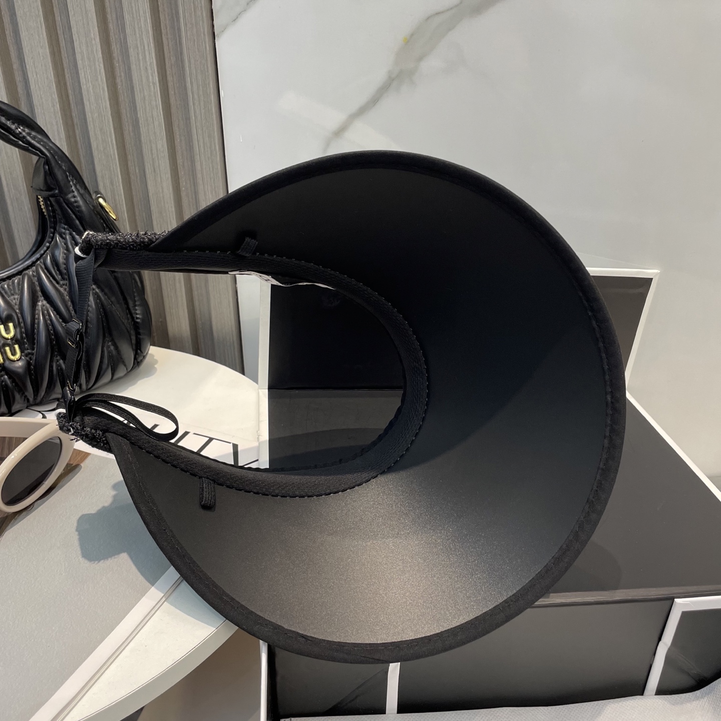 
迪奥Dior新款空顶帽
看一眼就会爱上的遮阳帽，夏天的你需要一顶与众不同的帽子去眼压群芳，这款气质空顶