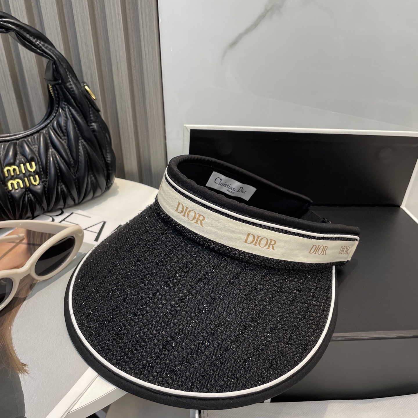 
迪奥Dior新款空顶帽
看一眼就会爱上的遮阳帽，夏天的你需要一顶与众不同的帽子去眼压群芳，这款气质空顶