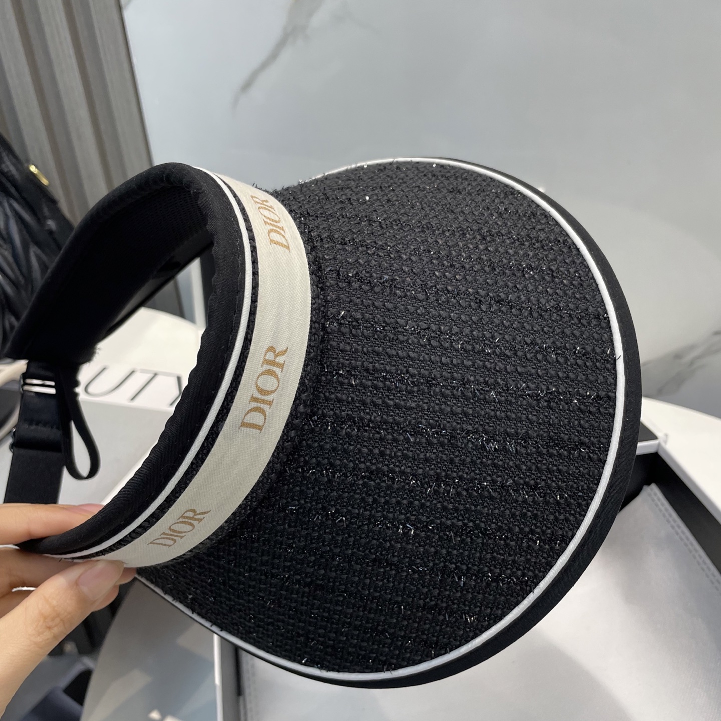 
迪奥Dior新款空顶帽
看一眼就会爱上的遮阳帽，夏天的你需要一顶与众不同的帽子去眼压群芳，这款气质空顶