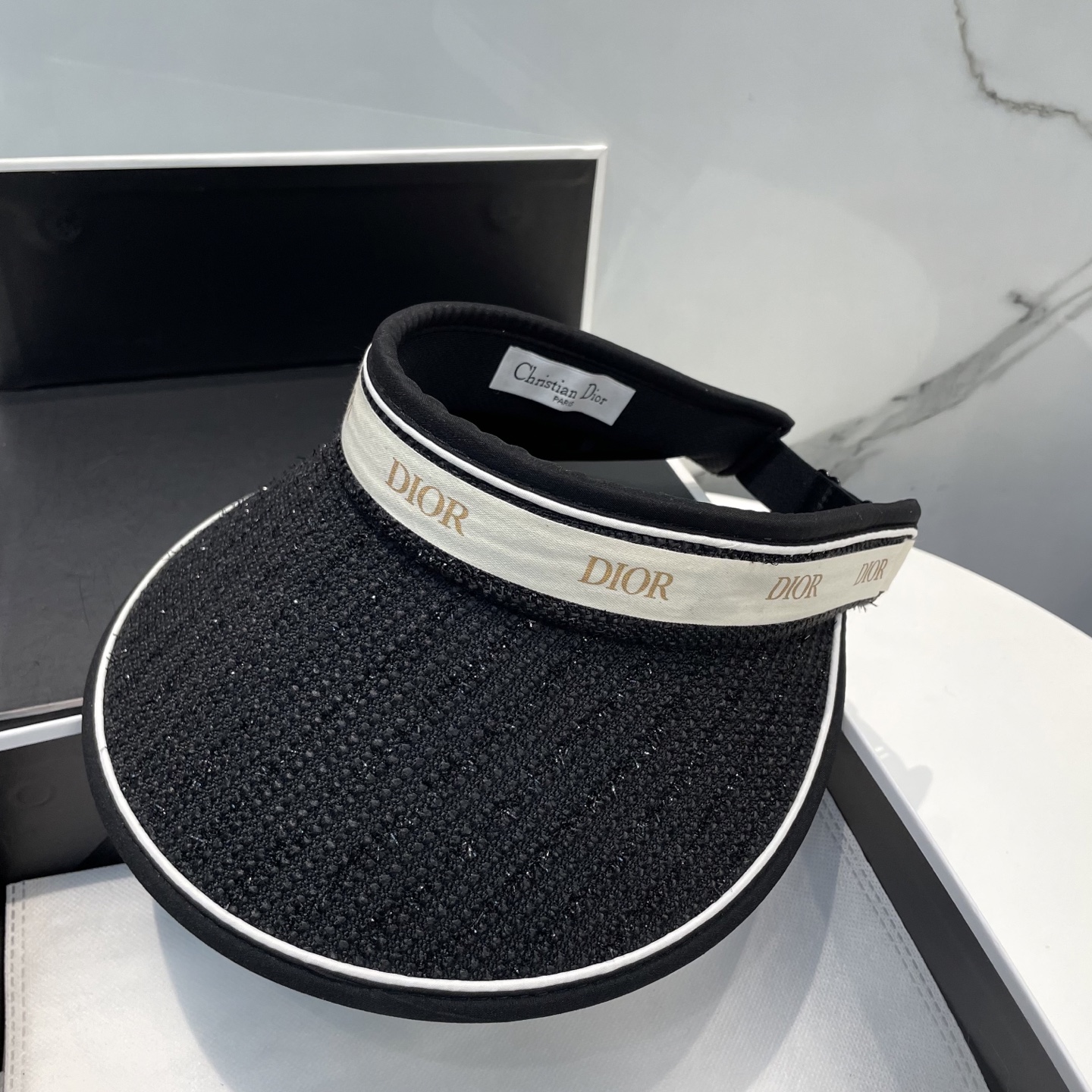 
迪奥Dior新款空顶帽
看一眼就会爱上的遮阳帽，夏天的你需要一顶与众不同的帽子去眼压群芳，这款气质空顶