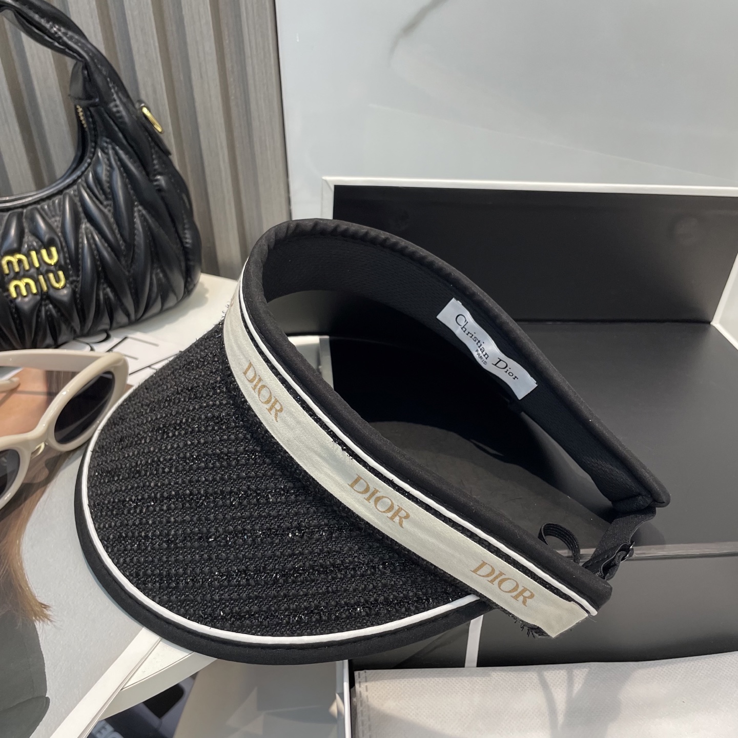 
迪奥Dior新款空顶帽
看一眼就会爱上的遮阳帽，夏天的你需要一顶与众不同的帽子去眼压群芳，这款气质空顶