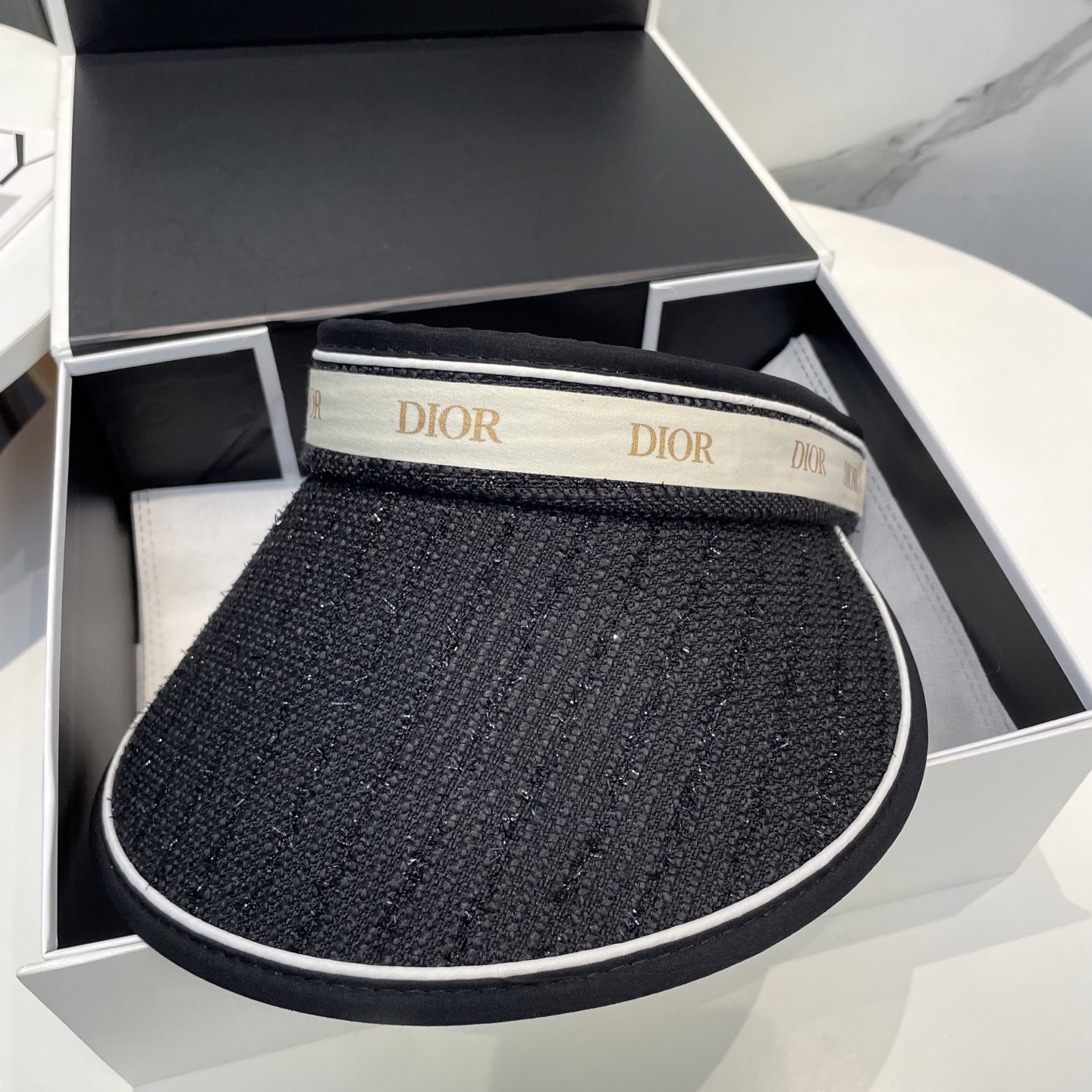 
迪奥Dior新款空顶帽
看一眼就会爱上的遮阳帽，夏天的你需要一顶与众不同的帽子去眼压群芳，这款气质空顶