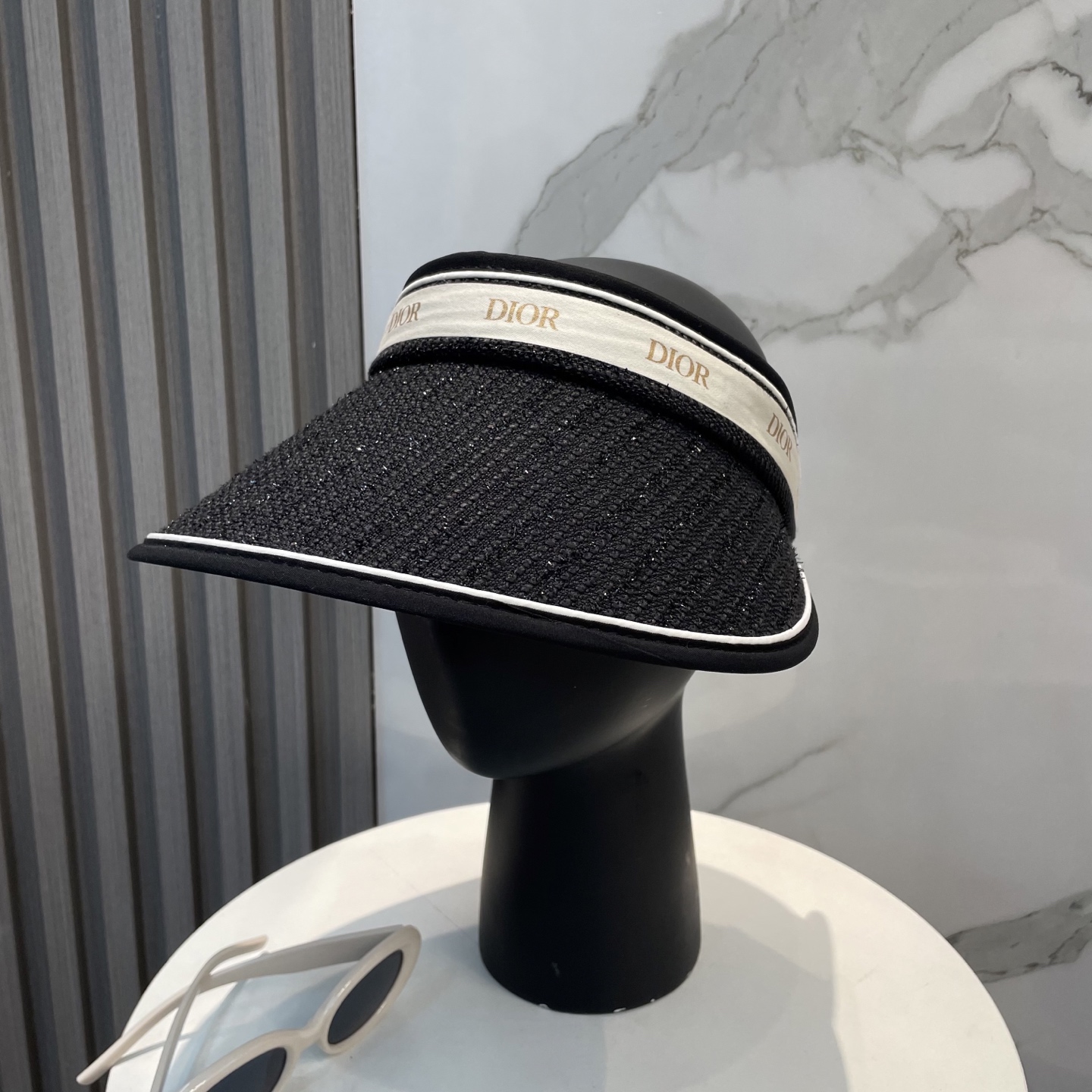 
迪奥Dior新款空顶帽
看一眼就会爱上的遮阳帽，夏天的你需要一顶与众不同的帽子去眼压群芳，这款气质空顶