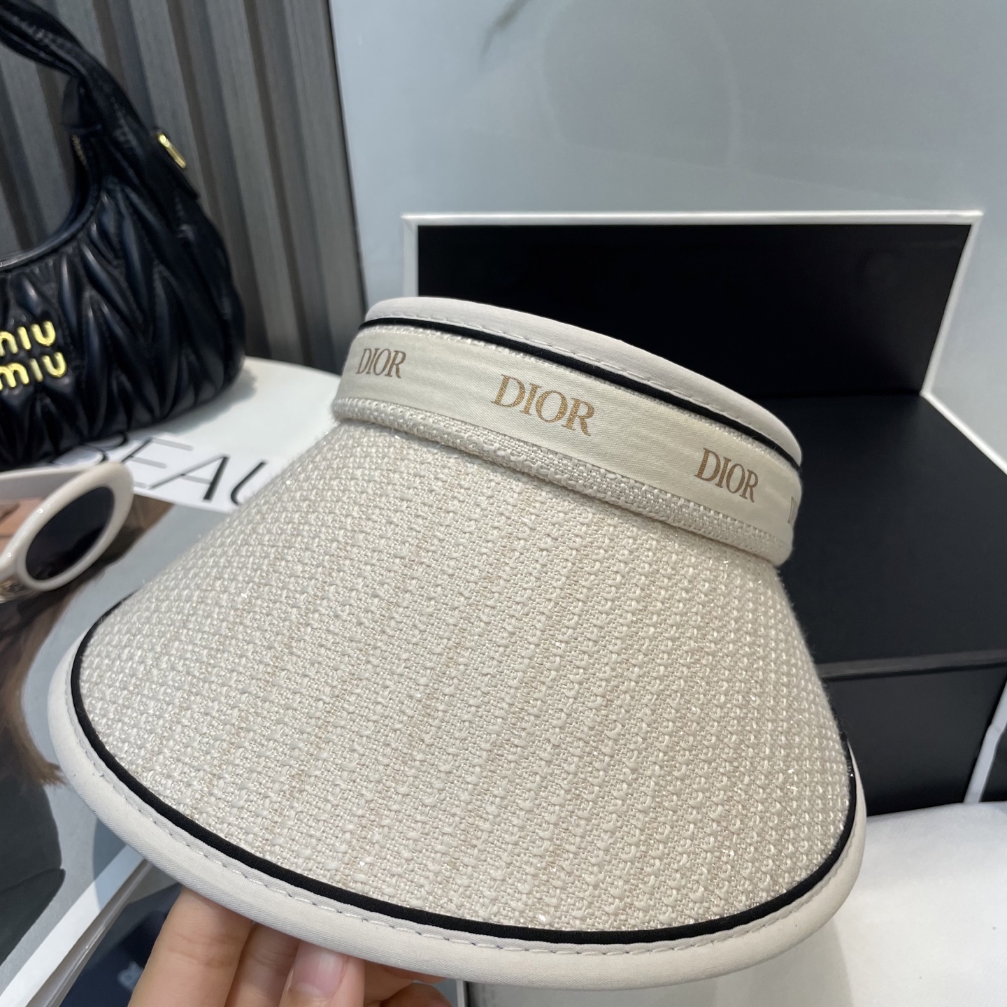 
迪奥Dior新款空顶帽
看一眼就会爱上的遮阳帽，夏天的你需要一顶与众不同的帽子去眼压群芳，这款气质空顶