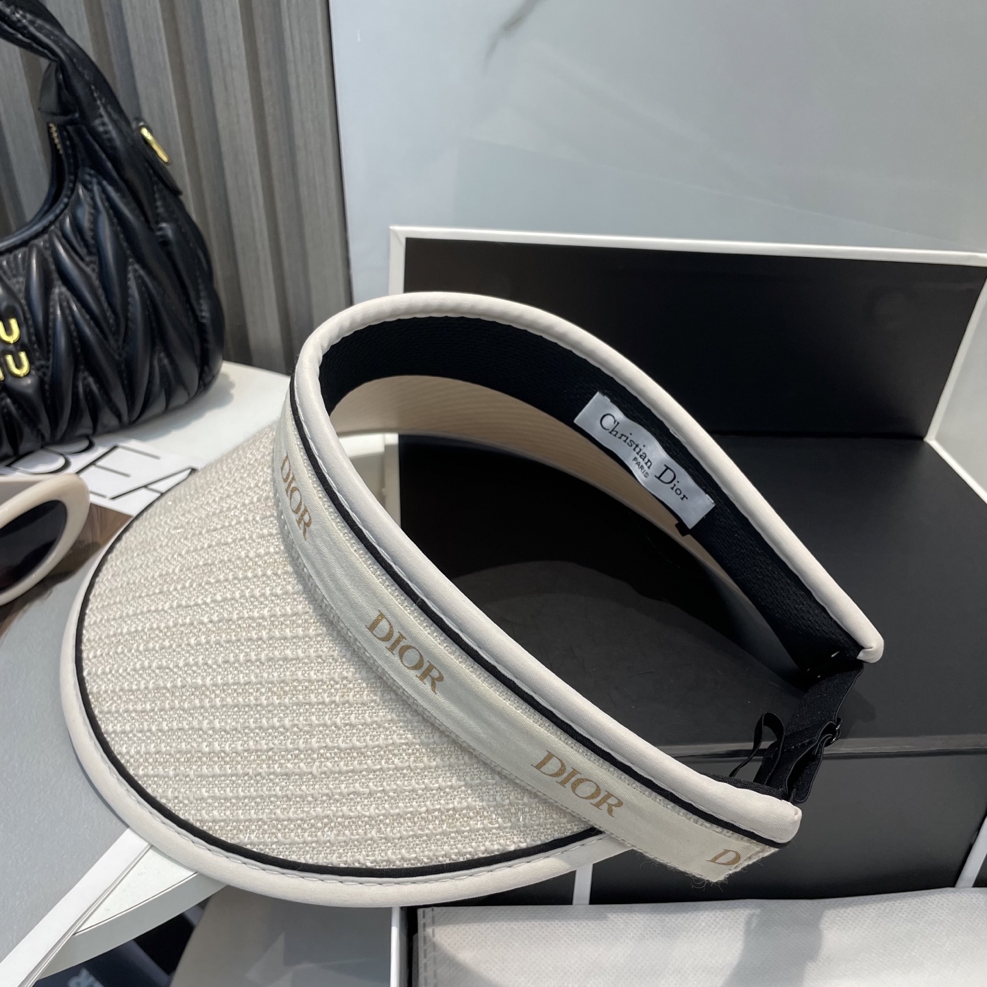 
迪奥Dior新款空顶帽
看一眼就会爱上的遮阳帽，夏天的你需要一顶与众不同的帽子去眼压群芳，这款气质空顶