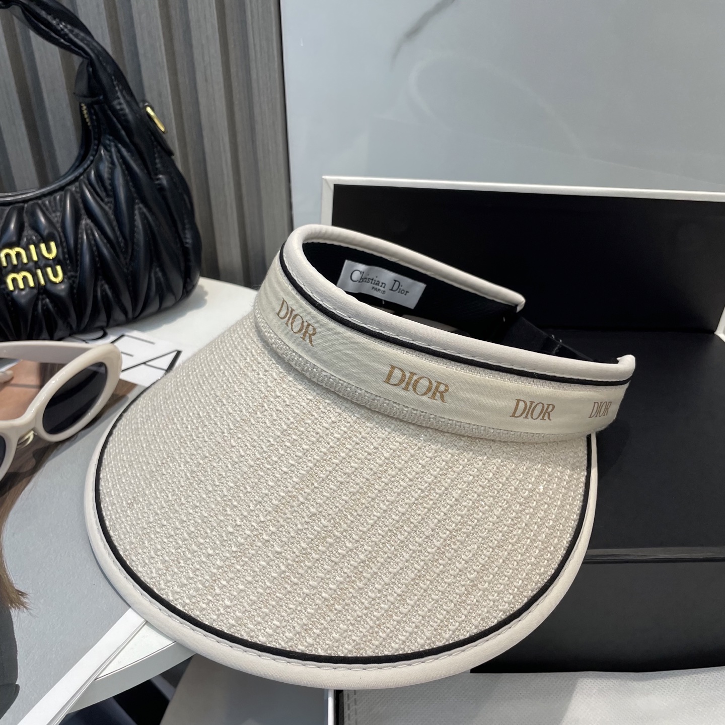 
迪奥Dior新款空顶帽
看一眼就会爱上的遮阳帽，夏天的你需要一顶与众不同的帽子去眼压群芳，这款气质空顶