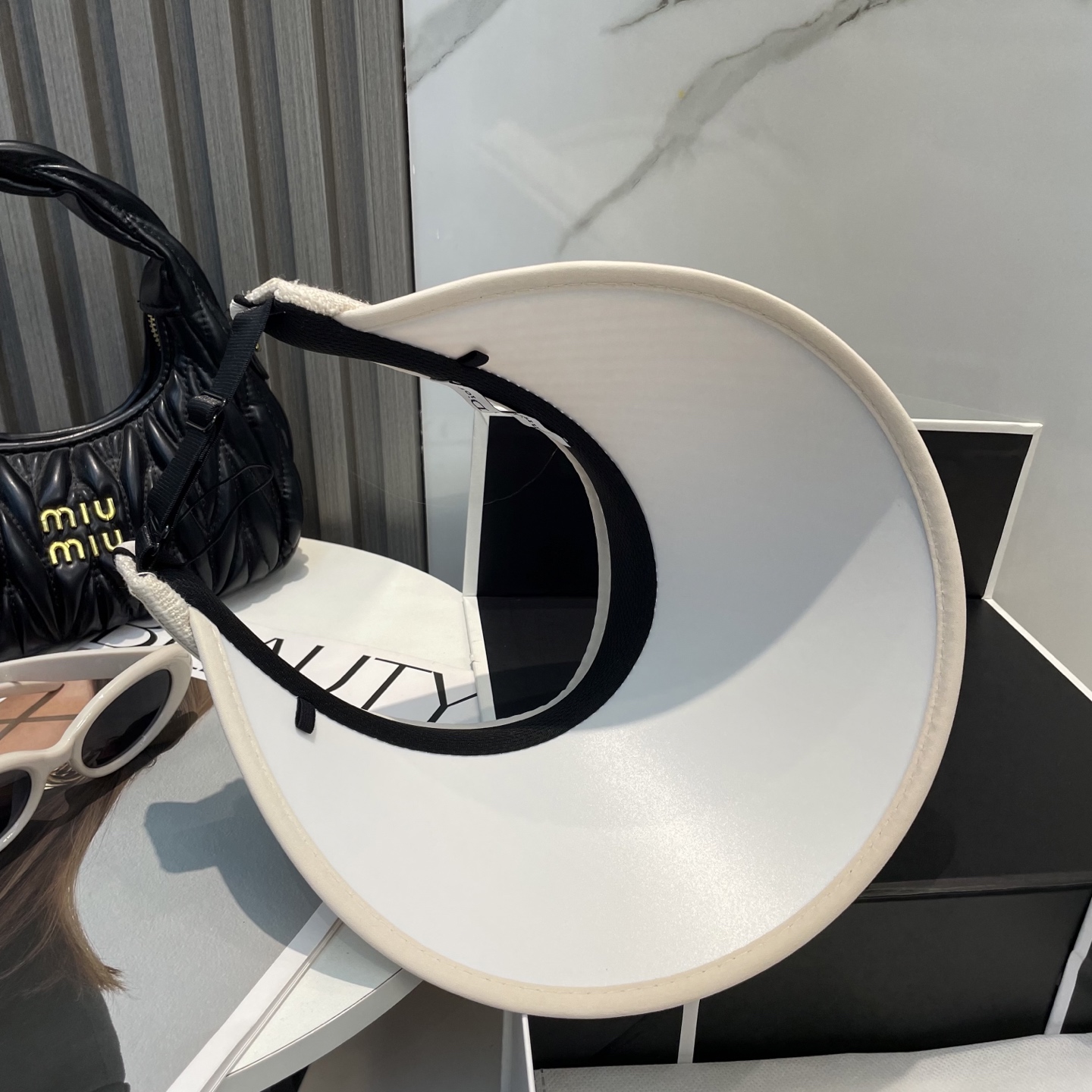 
迪奥Dior新款空顶帽
看一眼就会爱上的遮阳帽，夏天的你需要一顶与众不同的帽子去眼压群芳，这款气质空顶