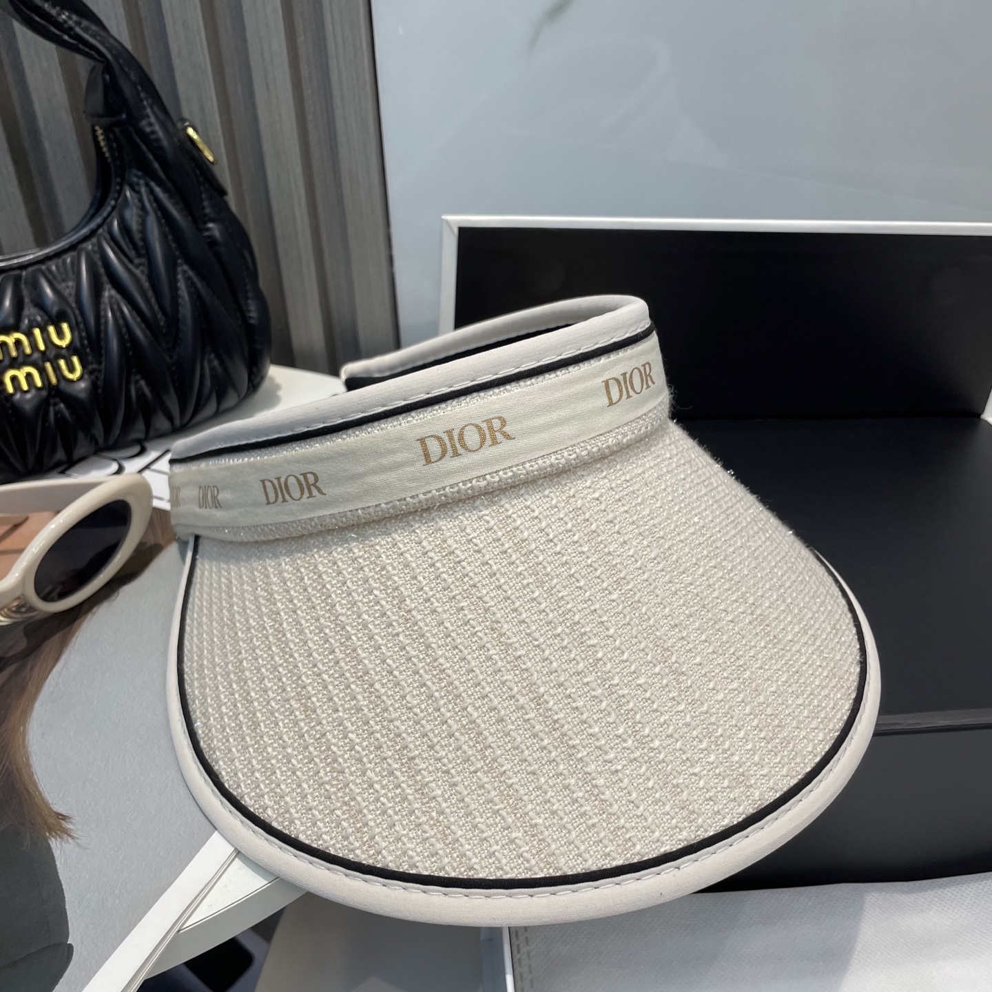 
迪奥Dior新款空顶帽
看一眼就会爱上的遮阳帽，夏天的你需要一顶与众不同的帽子去眼压群芳，这款气质空顶