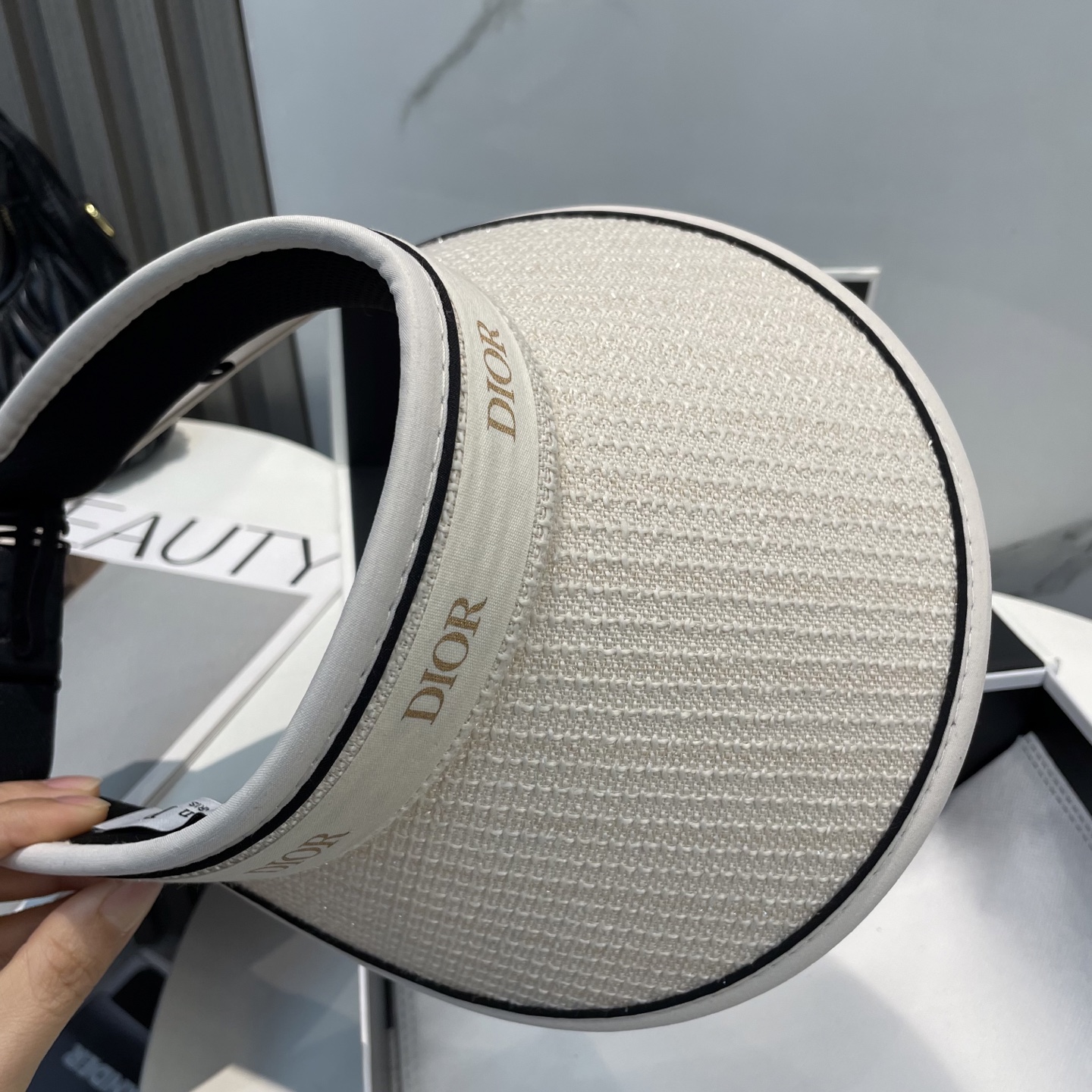 
迪奥Dior新款空顶帽
看一眼就会爱上的遮阳帽，夏天的你需要一顶与众不同的帽子去眼压群芳，这款气质空顶