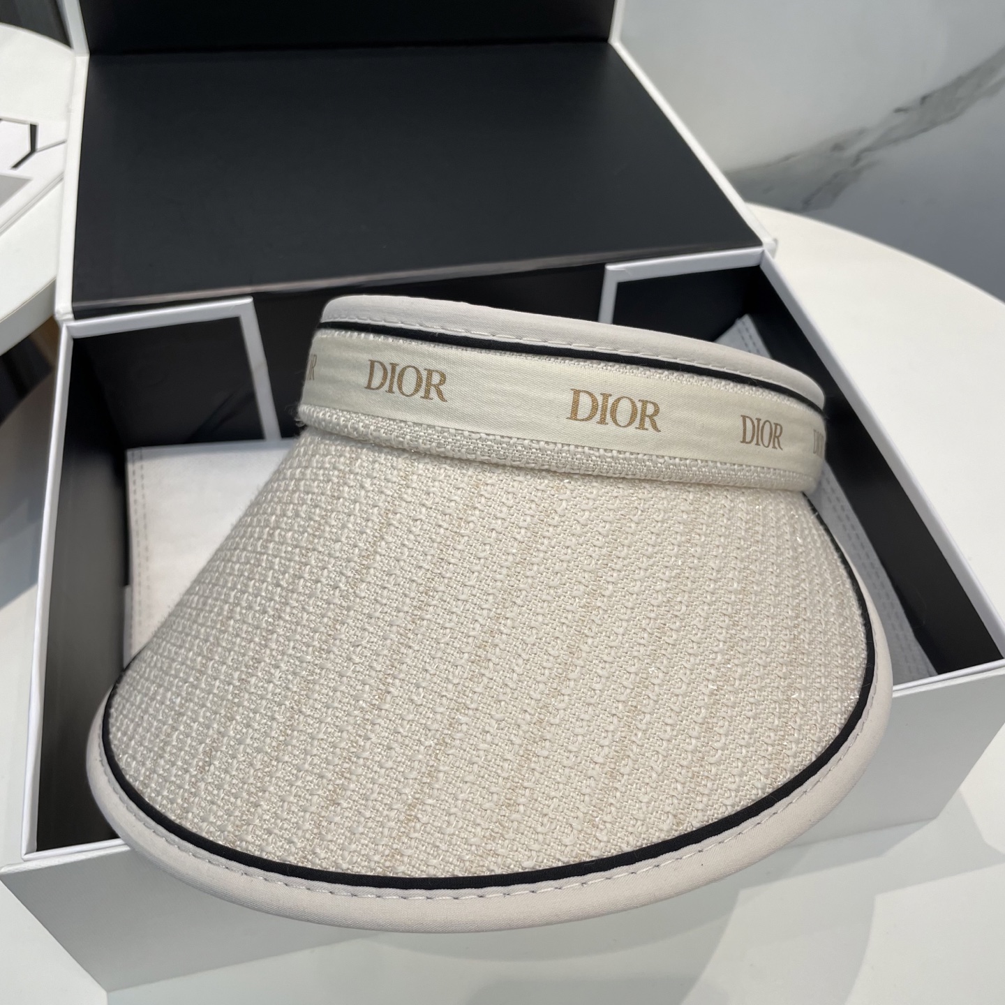 
迪奥Dior新款空顶帽
看一眼就会爱上的遮阳帽，夏天的你需要一顶与众不同的帽子去眼压群芳，这款气质空顶