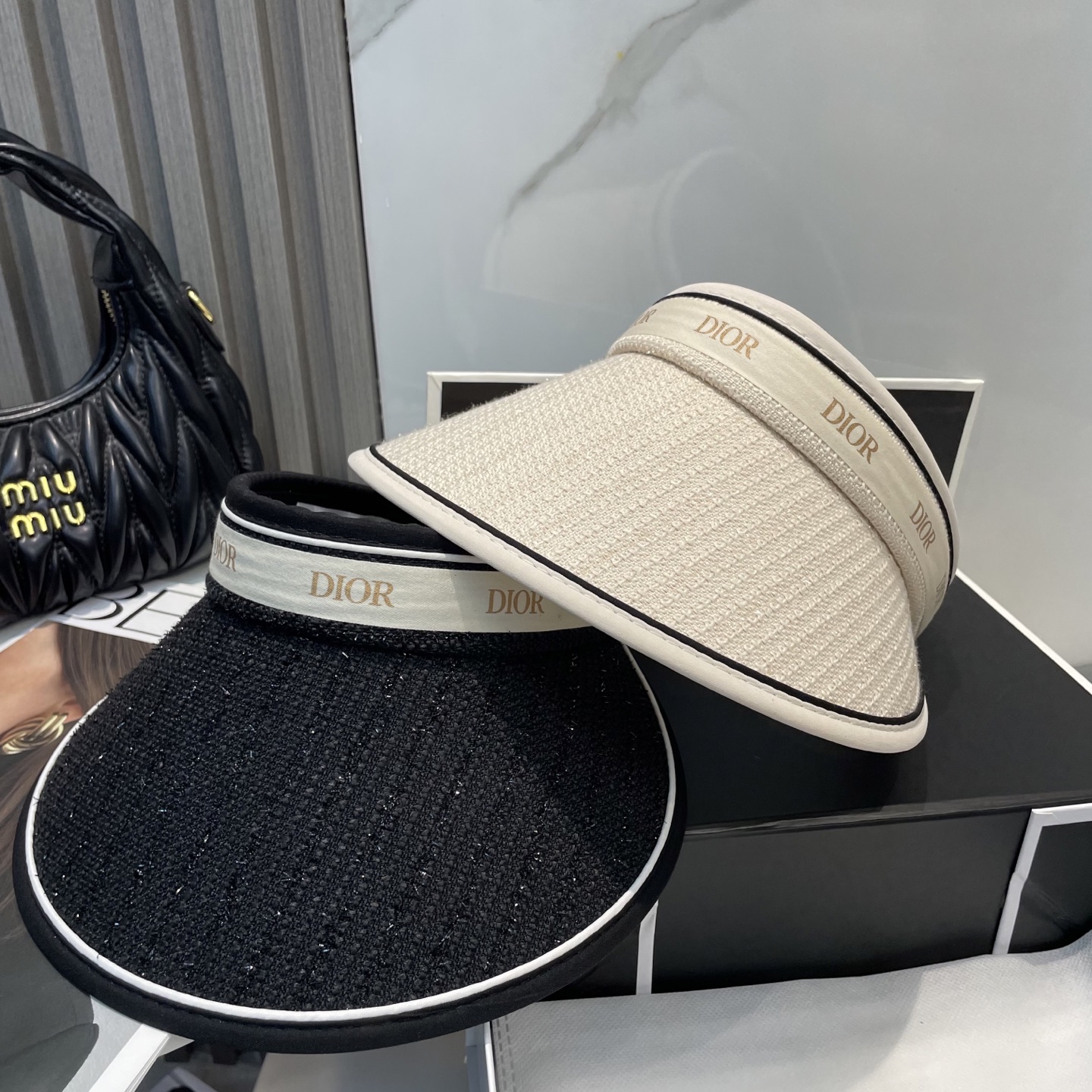 
迪奥Dior新款空顶帽
看一眼就会爱上的遮阳帽，夏天的你需要一顶与众不同的帽子去眼压群芳，这款气质空顶