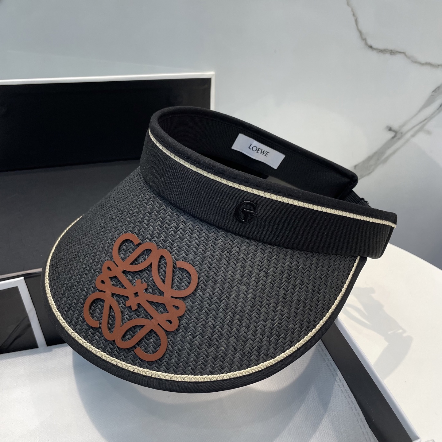 罗意威LOEWE新款空顶帽
看一眼就会爱上的遮阳帽，夏天的你需要一顶与众不同的帽子去眼压群芳，这款气质空