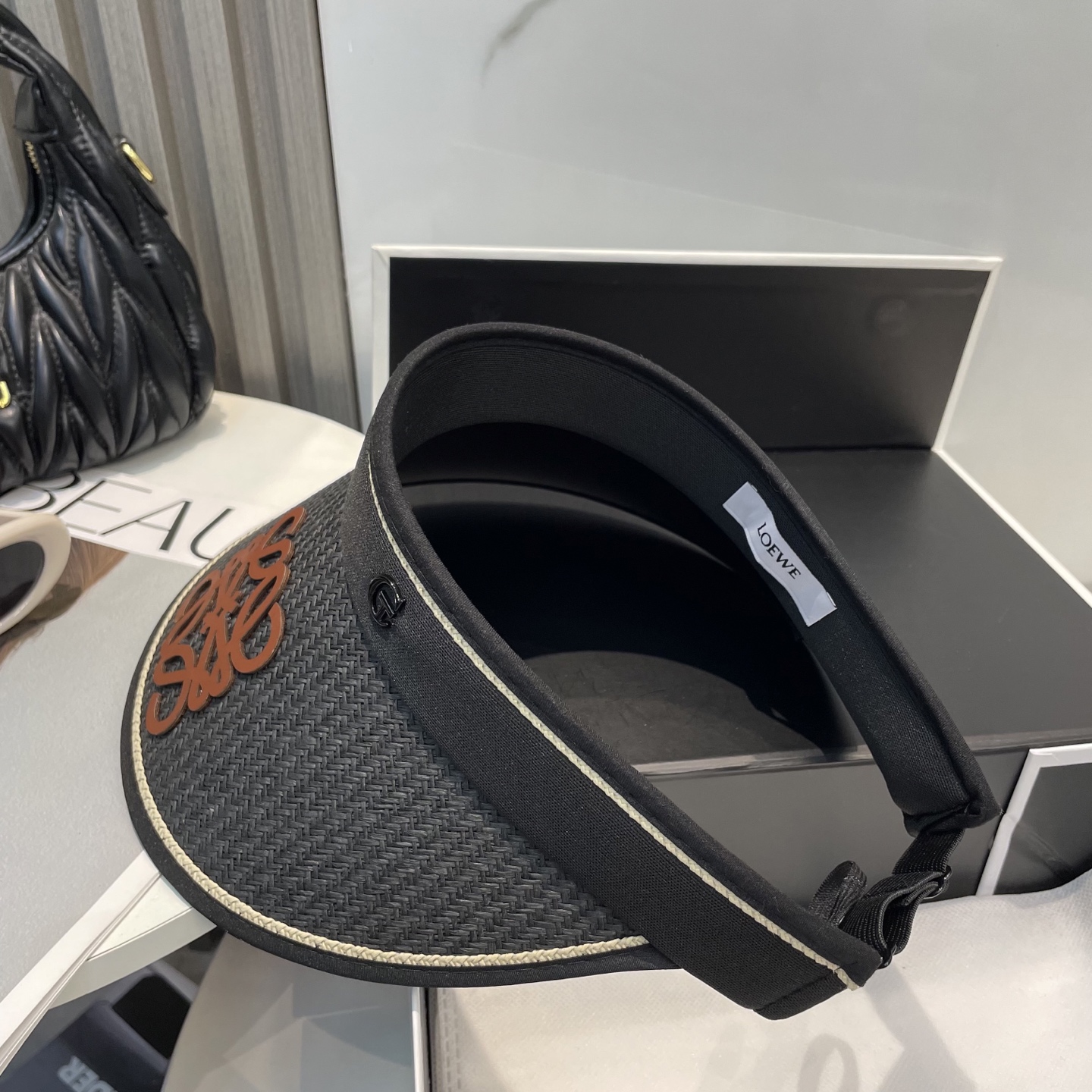 罗意威LOEWE新款空顶帽
看一眼就会爱上的遮阳帽，夏天的你需要一顶与众不同的帽子去眼压群芳，这款气质空