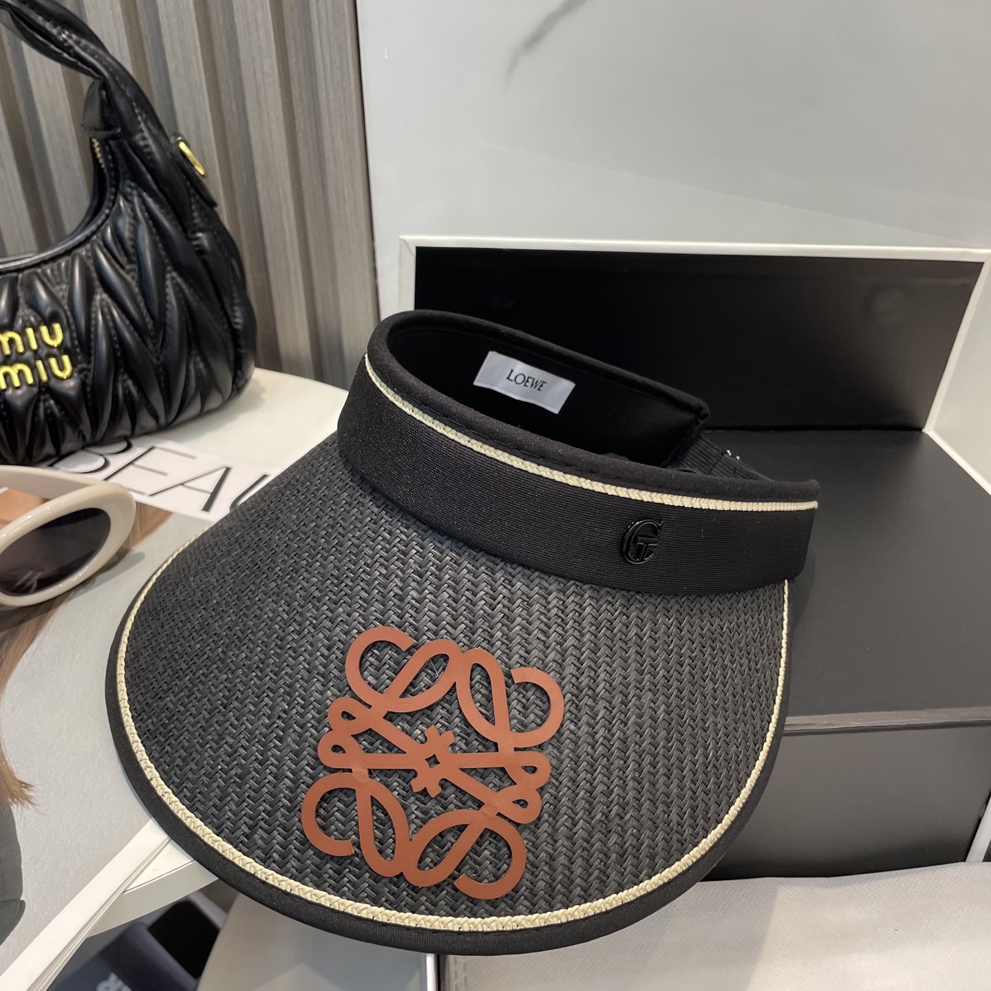 罗意威LOEWE新款空顶帽
看一眼就会爱上的遮阳帽，夏天的你需要一顶与众不同的帽子去眼压群芳，这款气质空