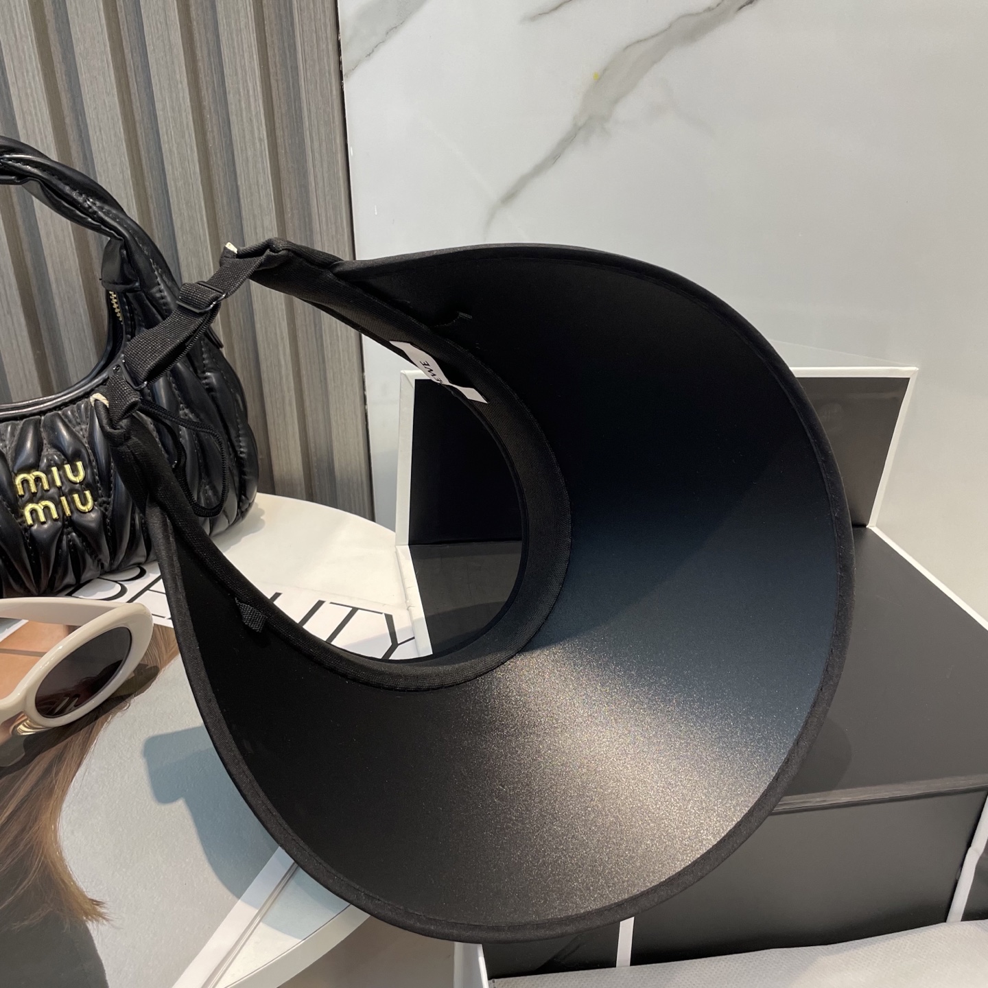 罗意威LOEWE新款空顶帽
看一眼就会爱上的遮阳帽，夏天的你需要一顶与众不同的帽子去眼压群芳，这款气质空