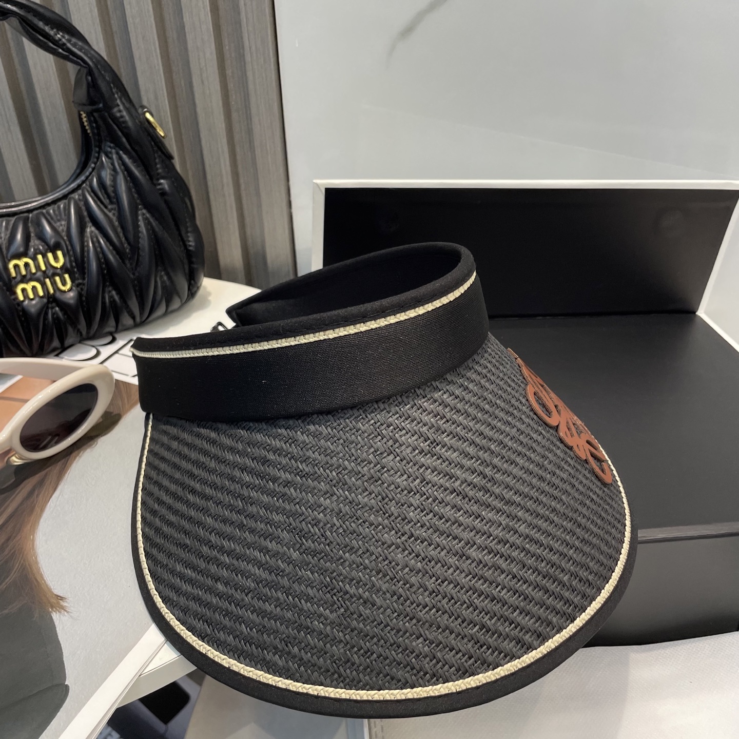 罗意威LOEWE新款空顶帽
看一眼就会爱上的遮阳帽，夏天的你需要一顶与众不同的帽子去眼压群芳，这款气质空