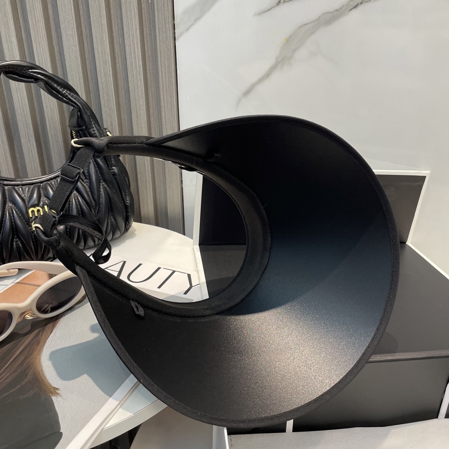 罗意威LOEWE新款空顶帽
看一眼就会爱上的遮阳帽，夏天的你需要一顶与众不同的帽子去眼压群芳，这款气质空