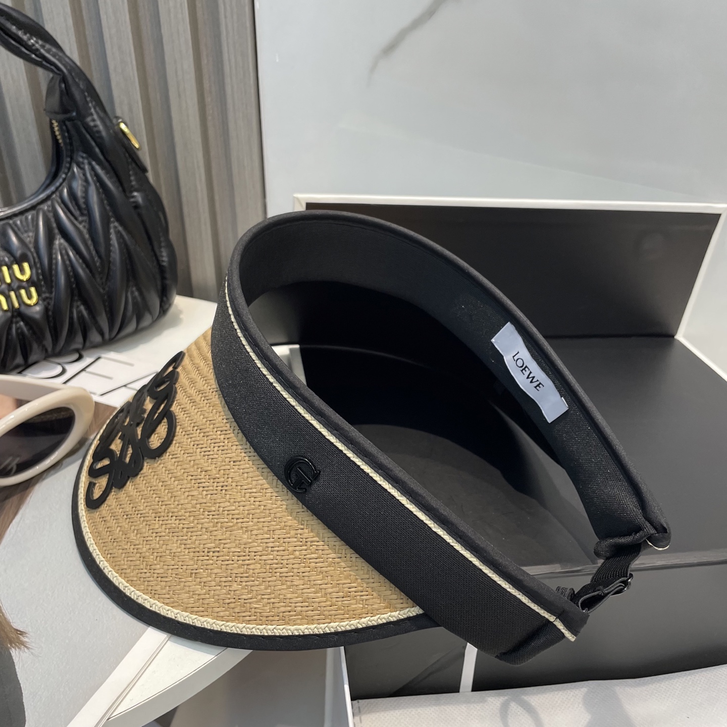 罗意威LOEWE新款空顶帽
看一眼就会爱上的遮阳帽，夏天的你需要一顶与众不同的帽子去眼压群芳，这款气质空