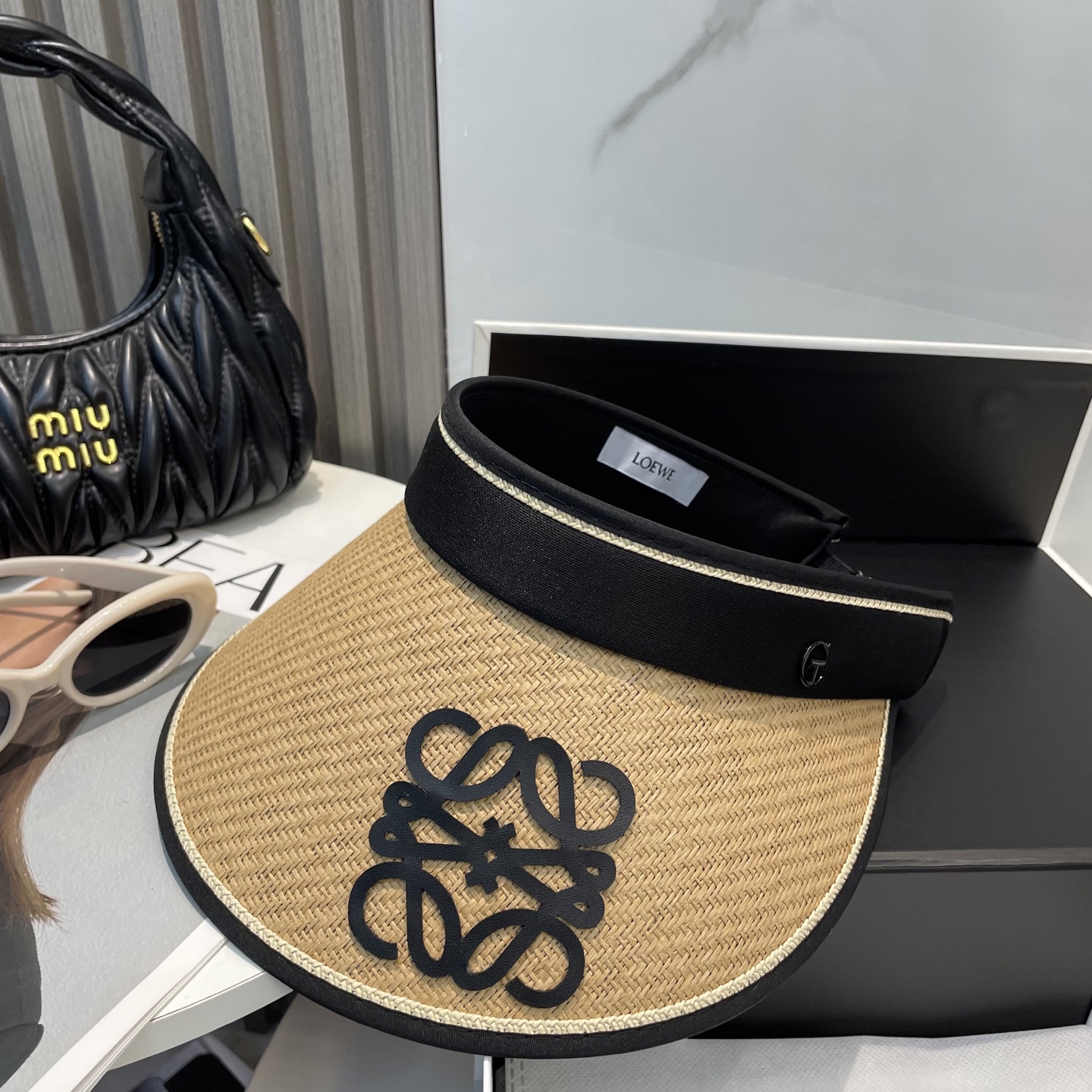 罗意威LOEWE新款空顶帽
看一眼就会爱上的遮阳帽，夏天的你需要一顶与众不同的帽子去眼压群芳，这款气质空