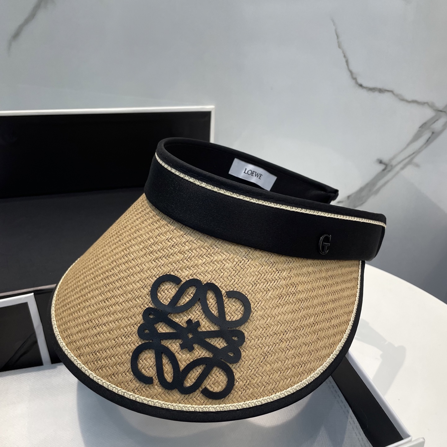 罗意威LOEWE新款空顶帽
看一眼就会爱上的遮阳帽，夏天的你需要一顶与众不同的帽子去眼压群芳，这款气质空