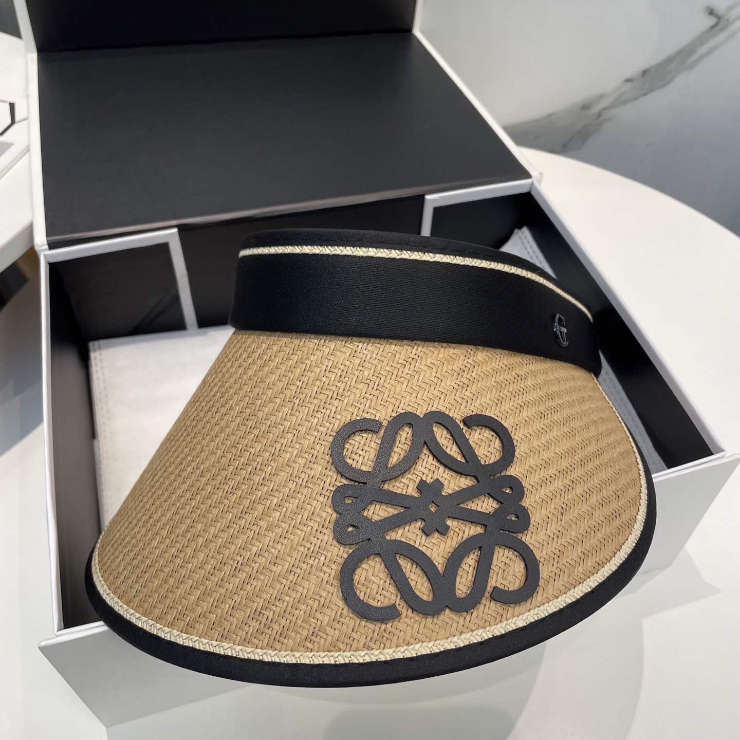 罗意威LOEWE新款空顶帽
看一眼就会爱上的遮阳帽，夏天的你需要一顶与众不同的帽子去眼压群芳，这款气质空