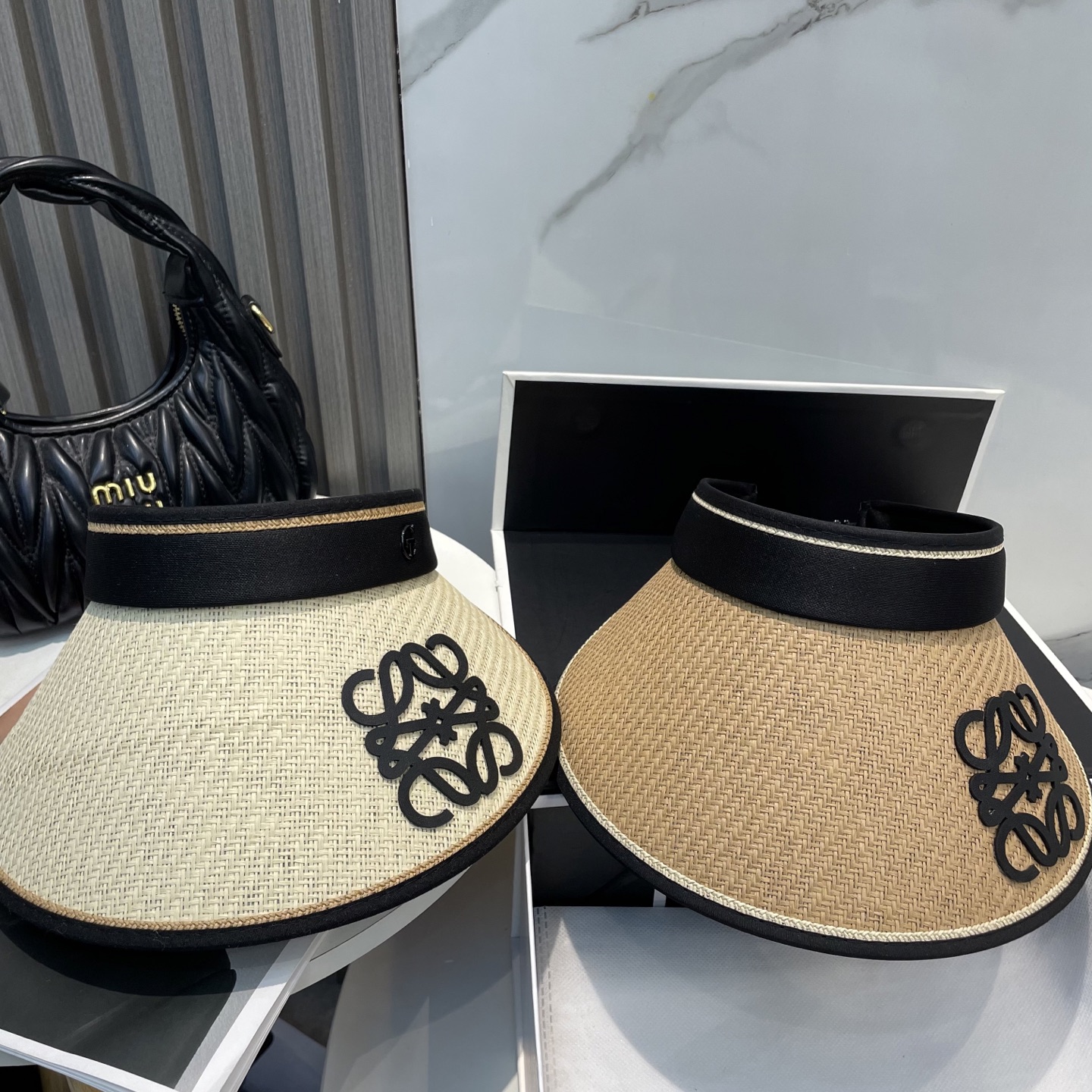 罗意威LOEWE新款空顶帽
看一眼就会爱上的遮阳帽，夏天的你需要一顶与众不同的帽子去眼压群芳，这款气质空