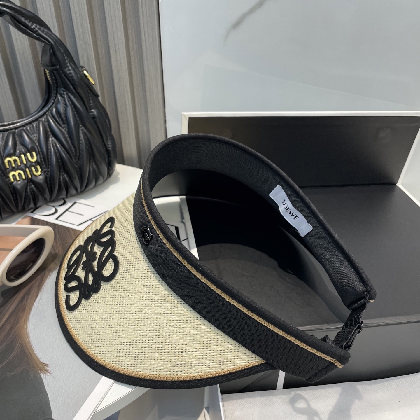 罗意威LOEWE新款空顶帽
看一眼就会爱上的遮阳帽，夏天的你需要一顶与众不同的帽子去眼压群芳，这款气质空