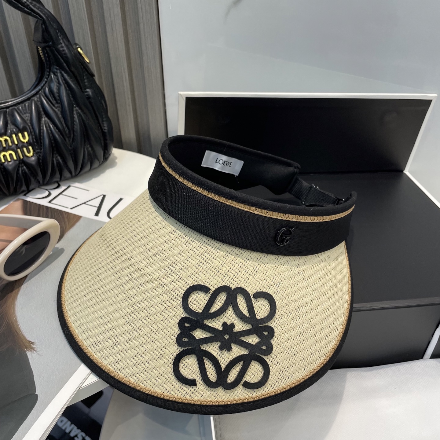 罗意威LOEWE新款空顶帽
看一眼就会爱上的遮阳帽，夏天的你需要一顶与众不同的帽子去眼压群芳，这款气质空