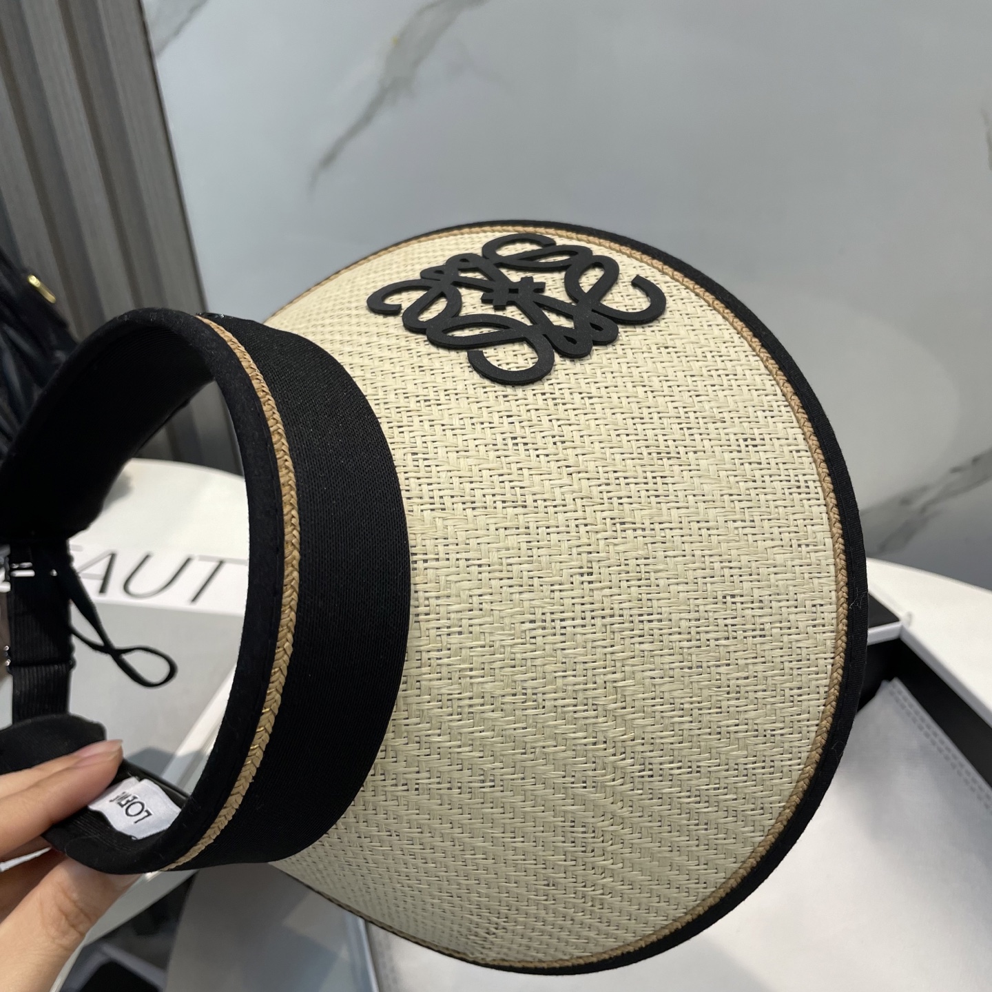 罗意威LOEWE新款空顶帽
看一眼就会爱上的遮阳帽，夏天的你需要一顶与众不同的帽子去眼压群芳，这款气质空