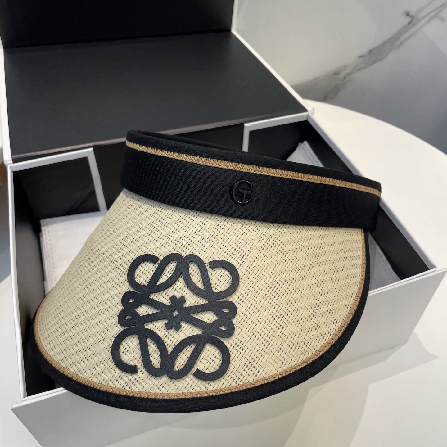 罗意威LOEWE新款空顶帽
看一眼就会爱上的遮阳帽，夏天的你需要一顶与众不同的帽子去眼压群芳，这款气质空