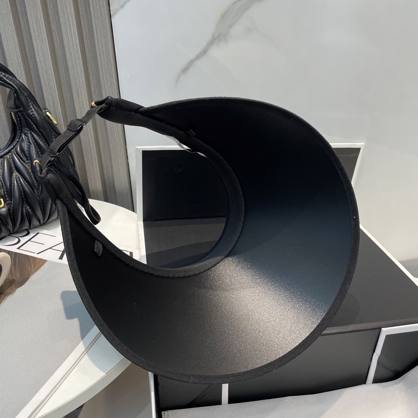 罗意威LOEWE新款空顶帽
看一眼就会爱上的遮阳帽，夏天的你需要一顶与众不同的帽子去眼压群芳，这款气质空