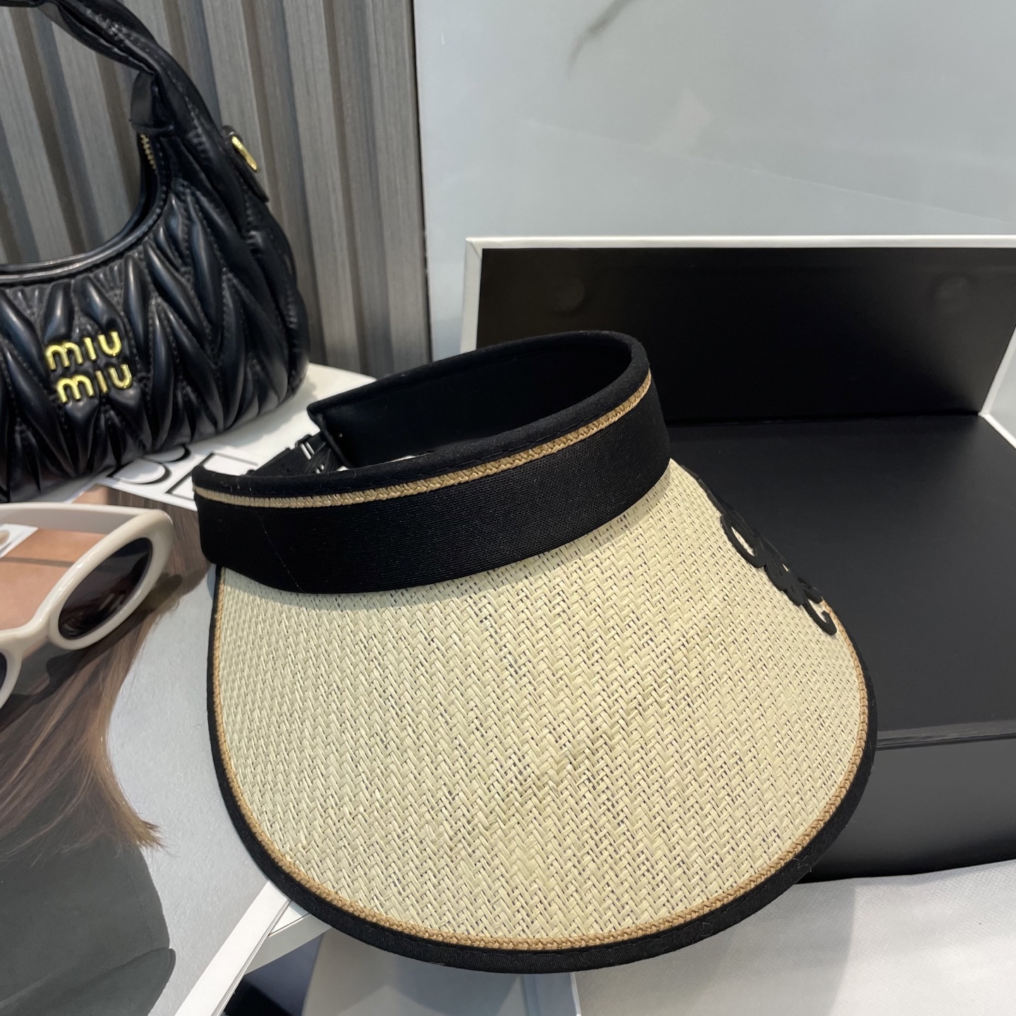 罗意威LOEWE新款空顶帽
看一眼就会爱上的遮阳帽，夏天的你需要一顶与众不同的帽子去眼压群芳，这款气质空