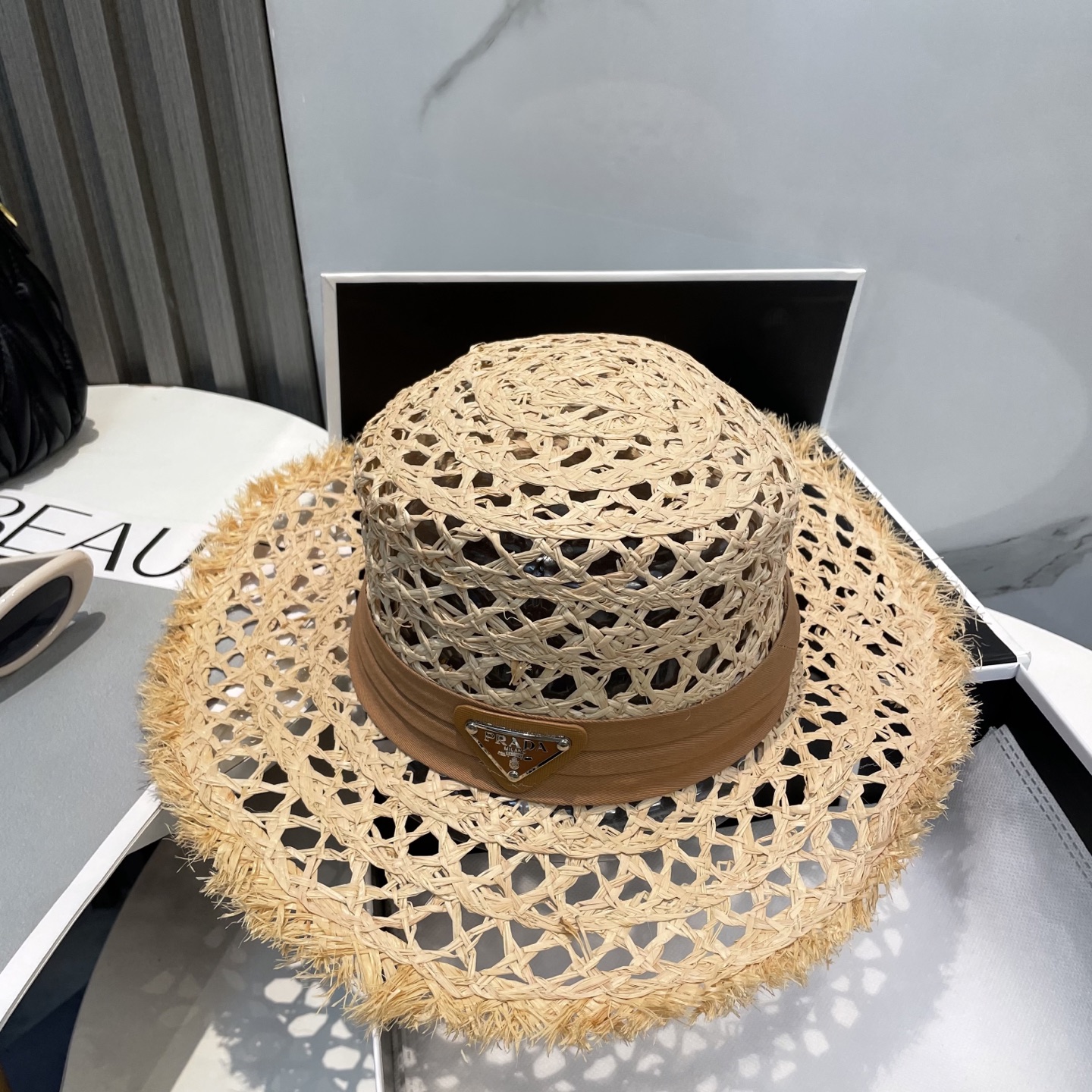  普拉达PRADA 新款大檐遮阳防晒草帽
炎炎夏日出街必备防晒单品，
海边约起也妥妥滴，透气棉四季可佩戴