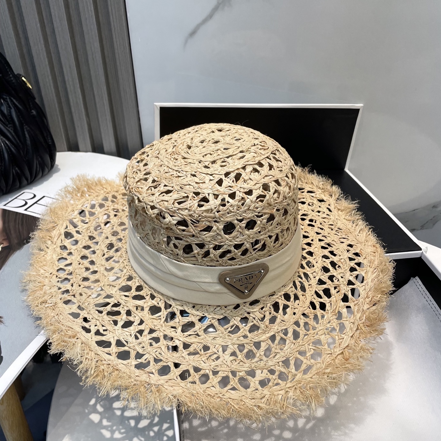  普拉达PRADA 新款大檐遮阳防晒草帽
炎炎夏日出街必备防晒单品，
海边约起也妥妥滴，透气棉四季可佩戴