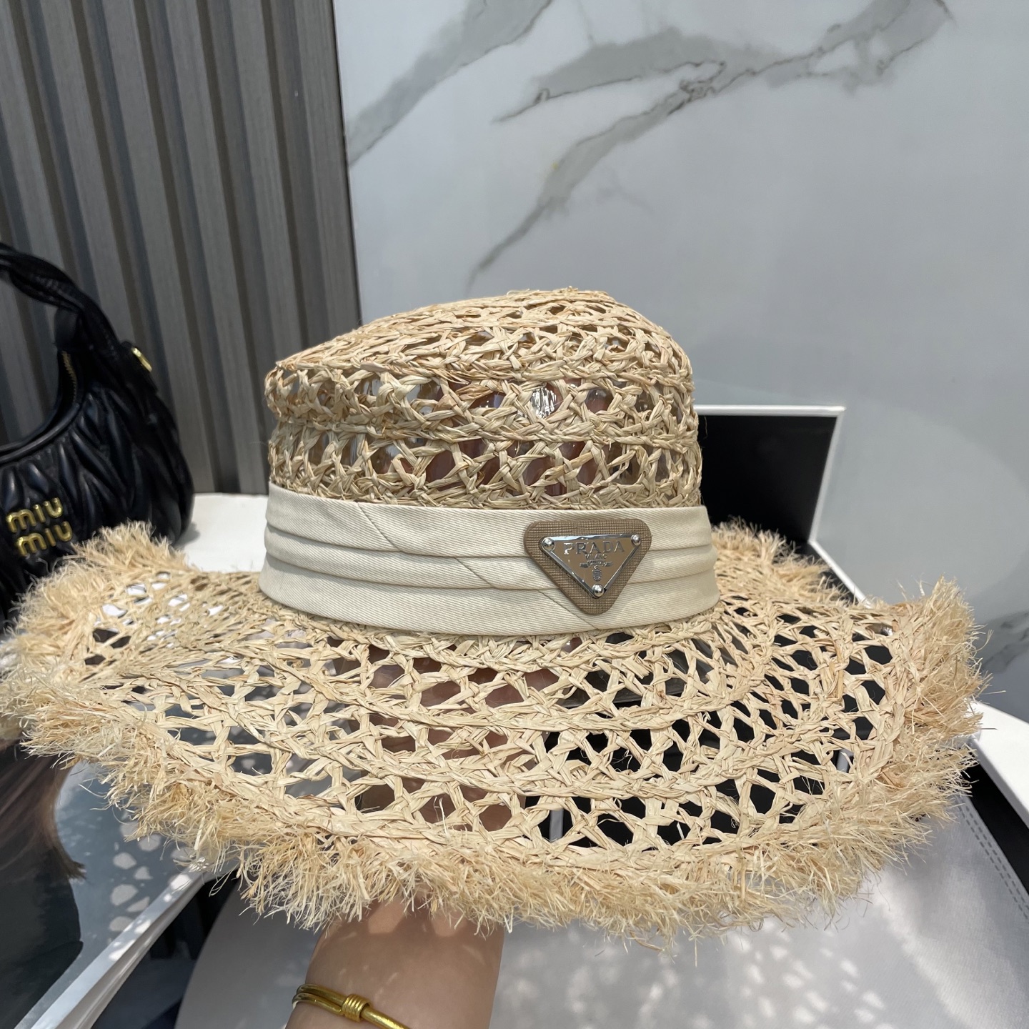  普拉达PRADA 新款大檐遮阳防晒草帽
炎炎夏日出街必备防晒单品，
海边约起也妥妥滴，透气棉四季可佩戴