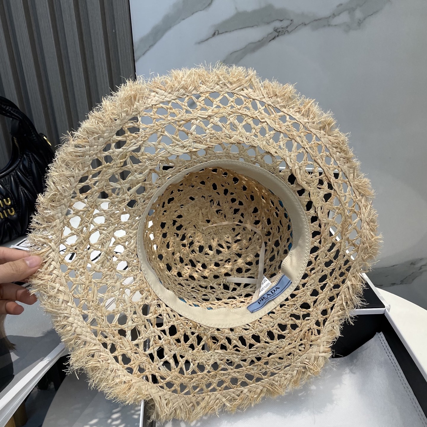  普拉达PRADA 新款大檐遮阳防晒草帽
炎炎夏日出街必备防晒单品，
海边约起也妥妥滴，透气棉四季可佩戴