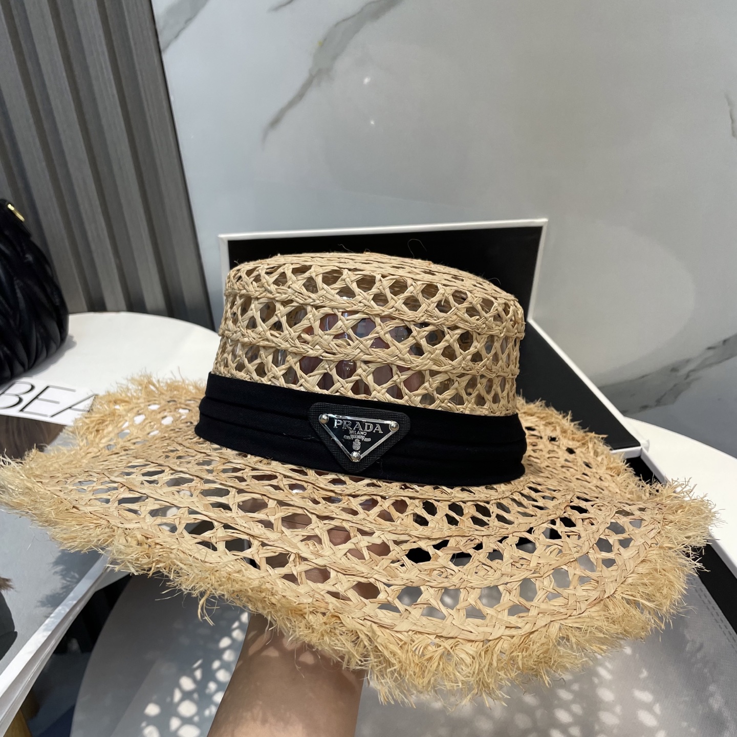  普拉达PRADA 新款大檐遮阳防晒草帽
炎炎夏日出街必备防晒单品，
海边约起也妥妥滴，透气棉四季可佩戴