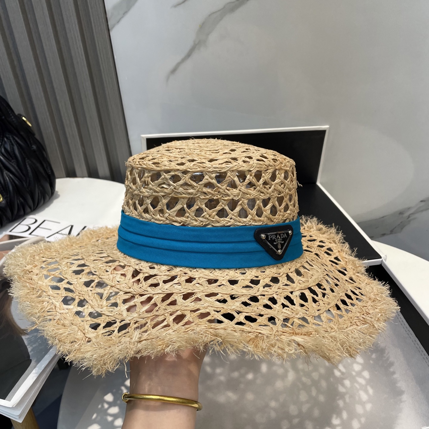  普拉达PRADA 新款大檐遮阳防晒草帽
炎炎夏日出街必备防晒单品，
海边约起也妥妥滴，透气棉四季可佩戴