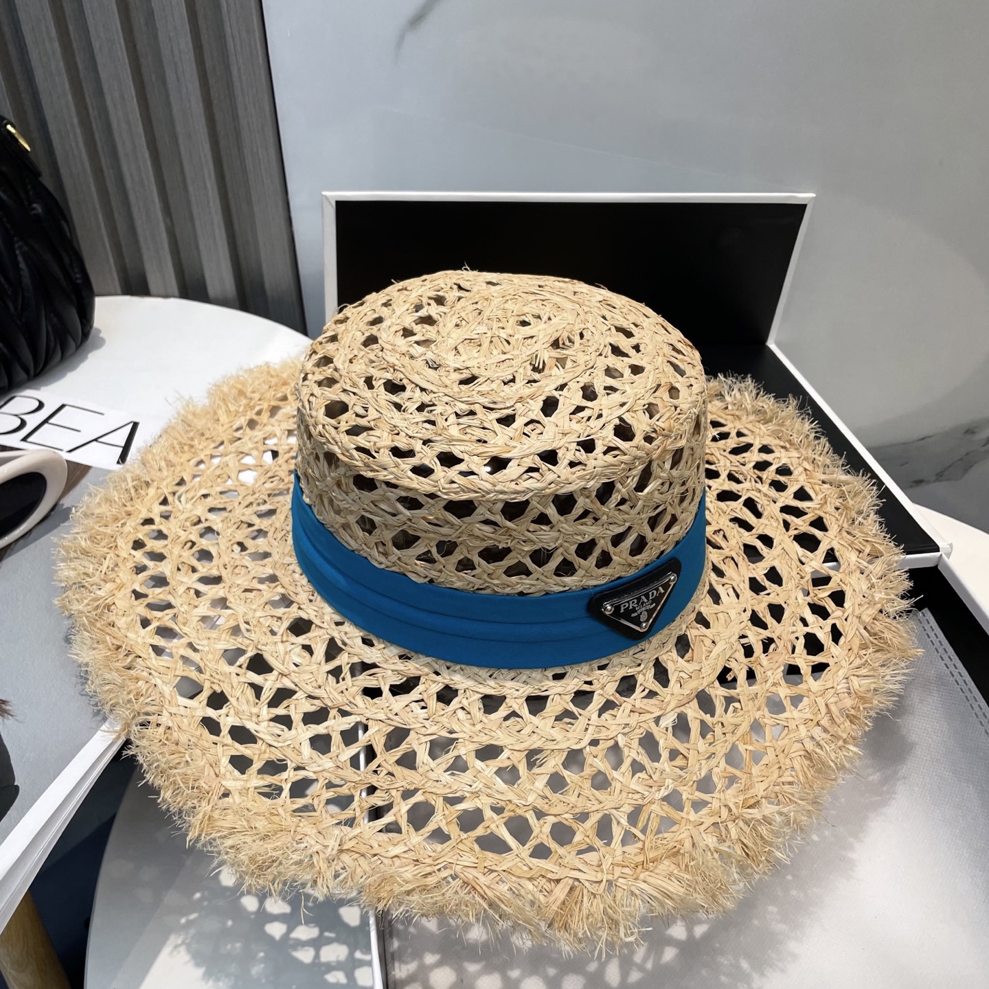  普拉达PRADA 新款大檐遮阳防晒草帽
炎炎夏日出街必备防晒单品，
海边约起也妥妥滴，透气棉四季可佩戴