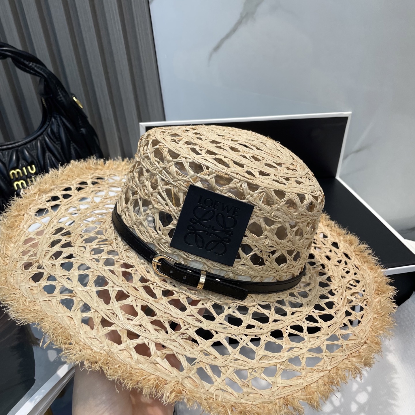  罗意威 新款大檐遮阳防晒草帽
炎炎夏日出街必备防晒单品，
海边约起也妥妥滴，透气棉四季可佩戴