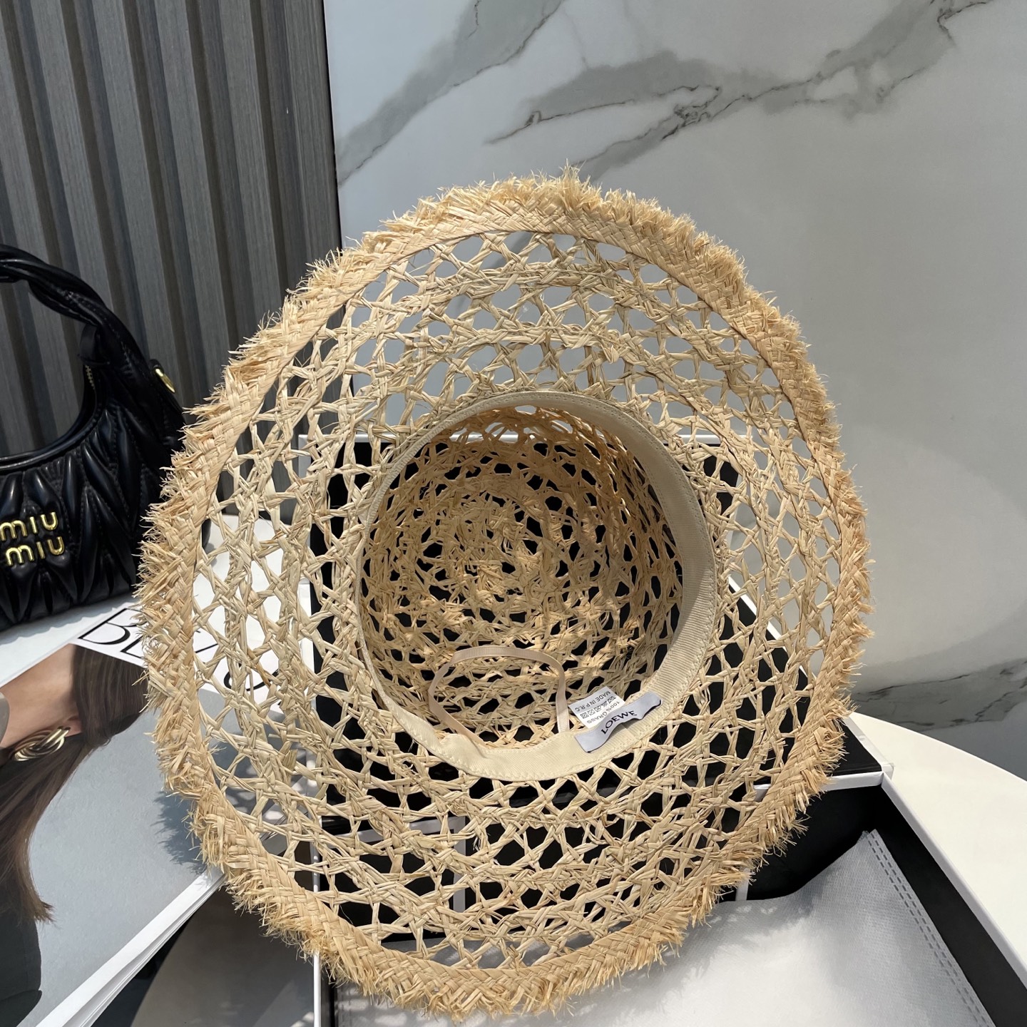  罗意威 新款大檐遮阳防晒草帽
炎炎夏日出街必备防晒单品，
海边约起也妥妥滴，透气棉四季可佩戴