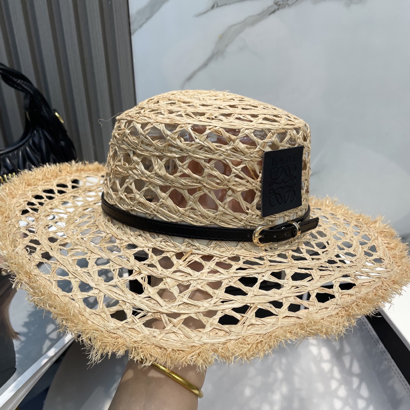  罗意威 新款大檐遮阳防晒草帽
炎炎夏日出街必备防晒单品，
海边约起也妥妥滴，透气棉四季可佩戴