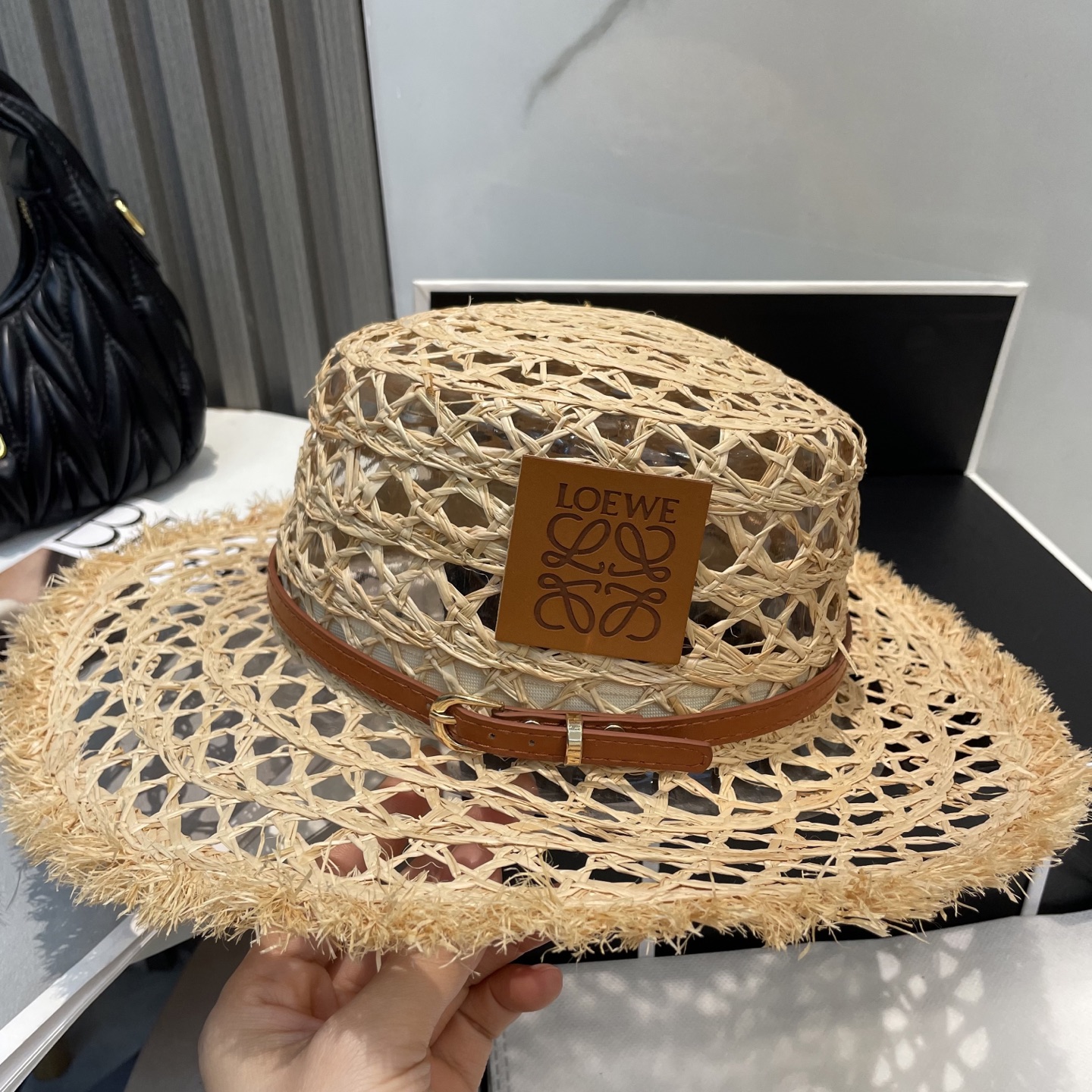  罗意威新款大檐遮阳防晒草帽
炎炎夏日出街必备防晒单品，
海边约起也妥妥滴，透气棉四季可佩戴