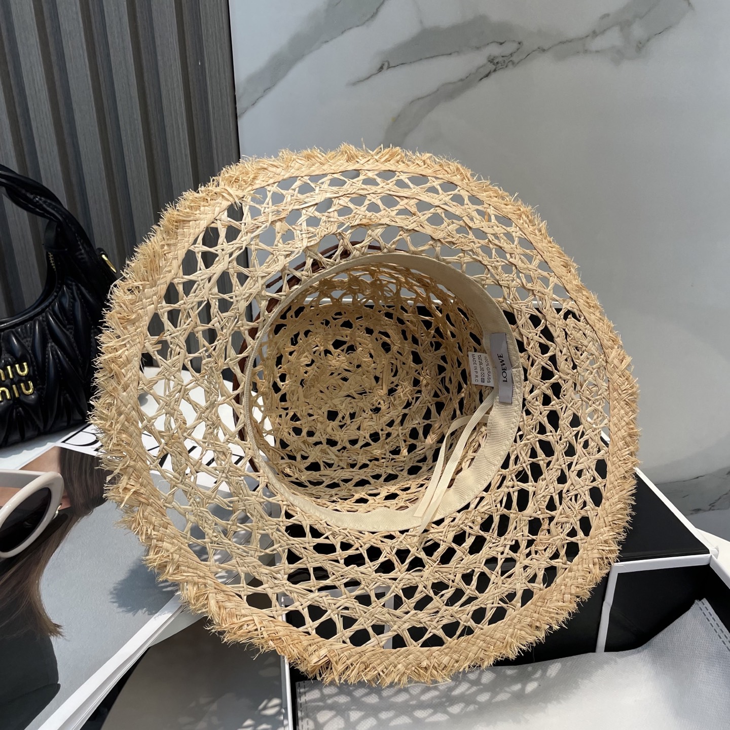  罗意威新款大檐遮阳防晒草帽
炎炎夏日出街必备防晒单品，
海边约起也妥妥滴，透气棉四季可佩戴