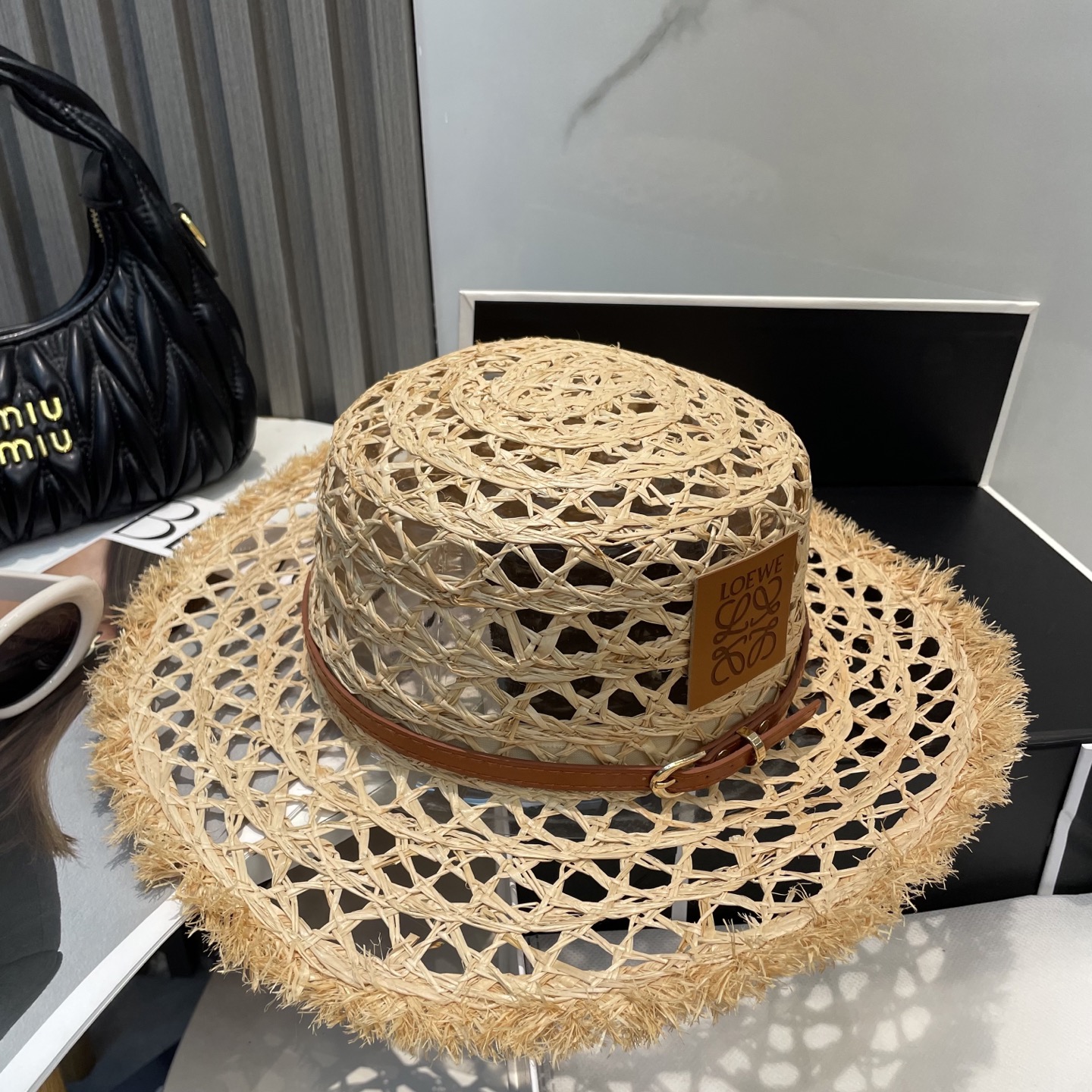  罗意威新款大檐遮阳防晒草帽
炎炎夏日出街必备防晒单品，
海边约起也妥妥滴，透气棉四季可佩戴