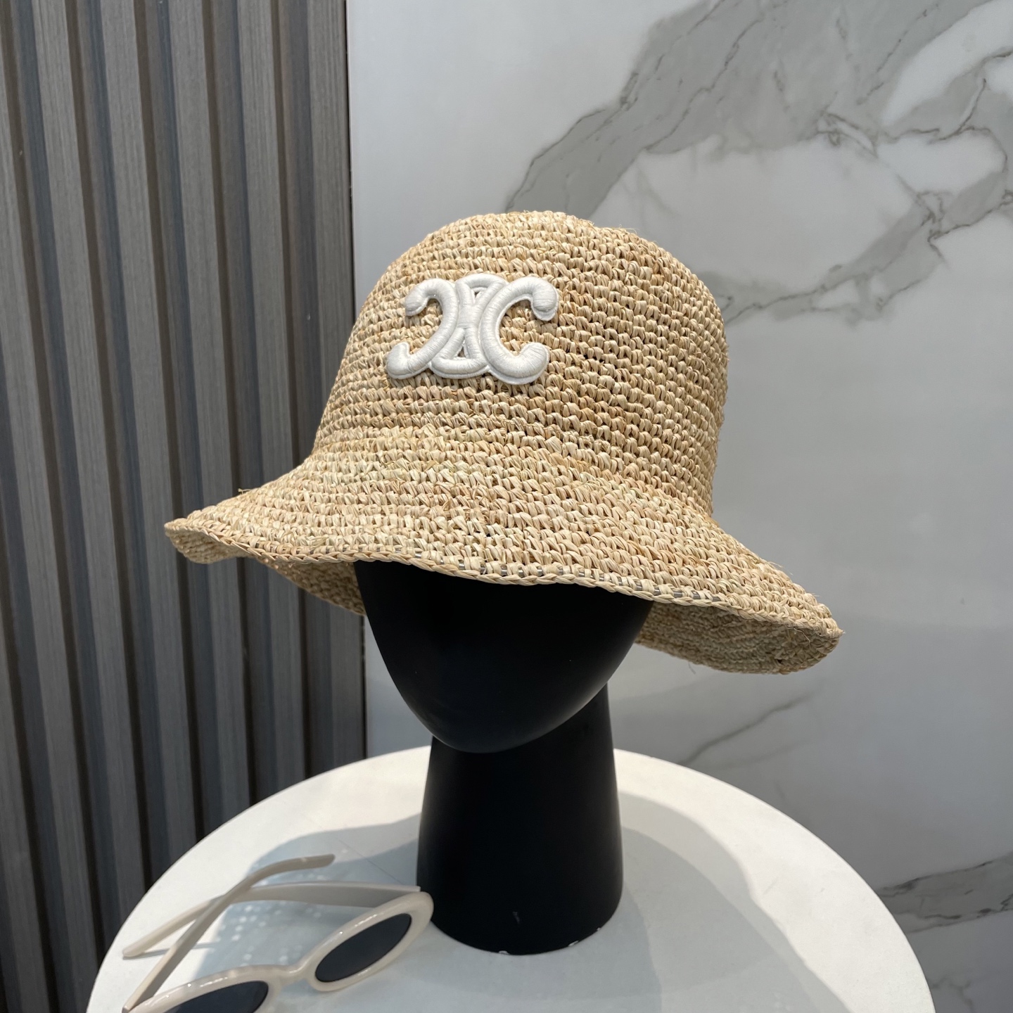 💛【CELINE赛琳】
新款拉菲草密织草帽  夏天海边首选～
明星同款～大牌简约