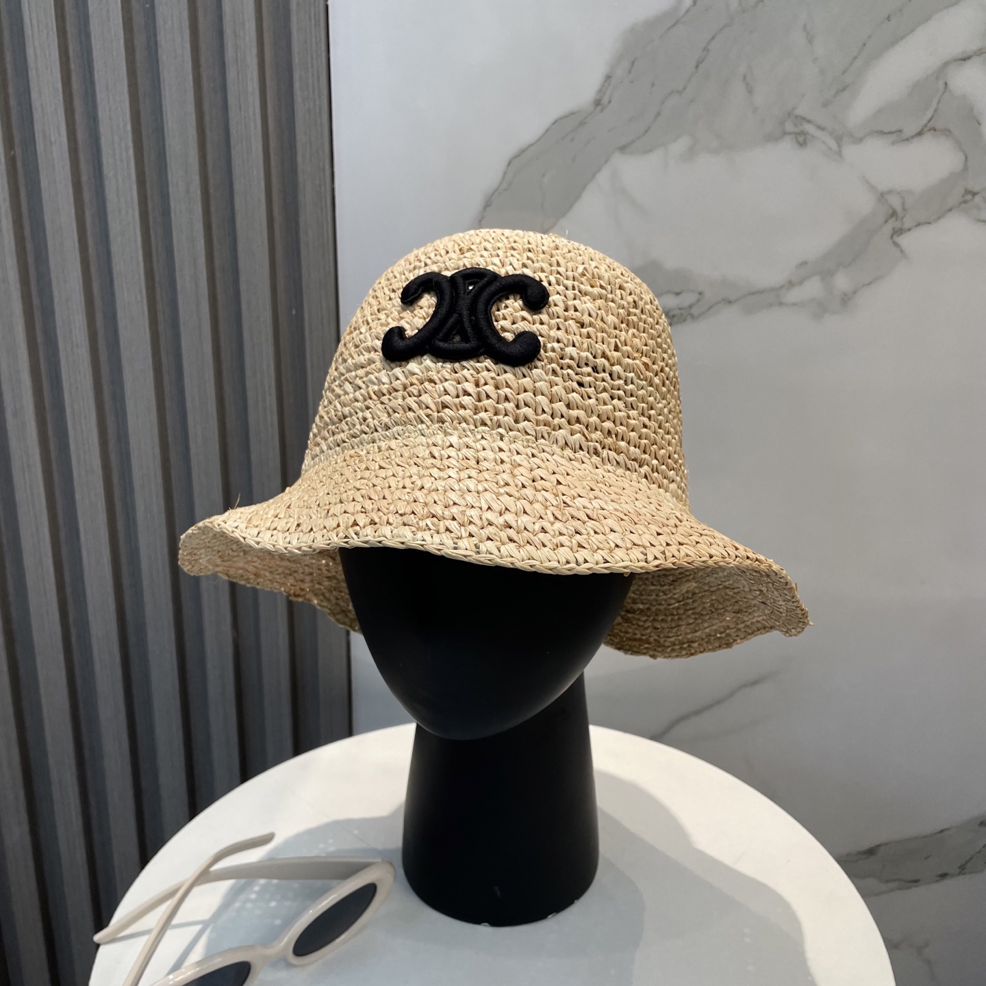 💛【CELINE赛琳】
新款拉菲草密织草帽  夏天海边首选～
明星同款～大牌简约