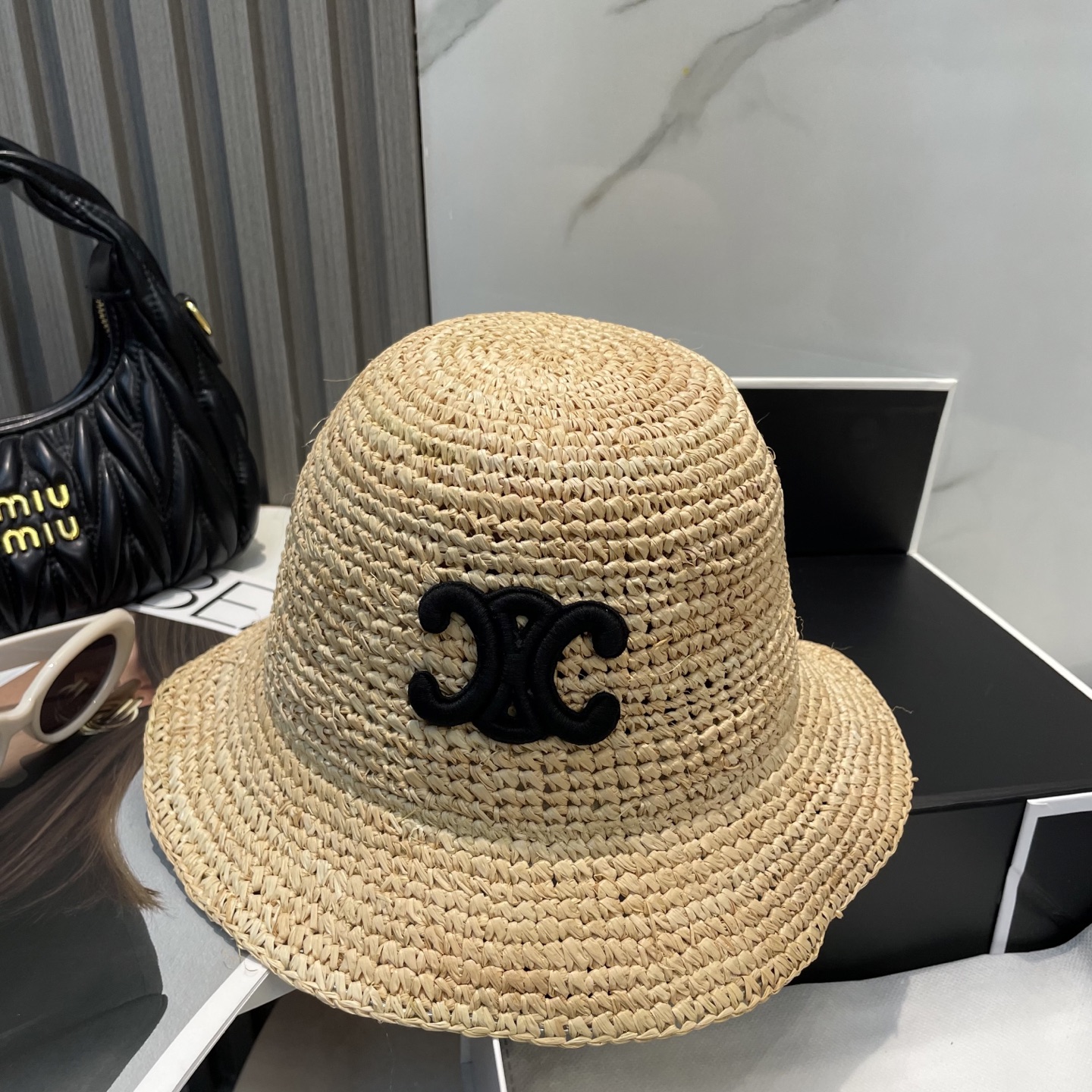 💛【CELINE赛琳】
新款拉菲草密织草帽  夏天海边首选～
明星同款～大牌简约