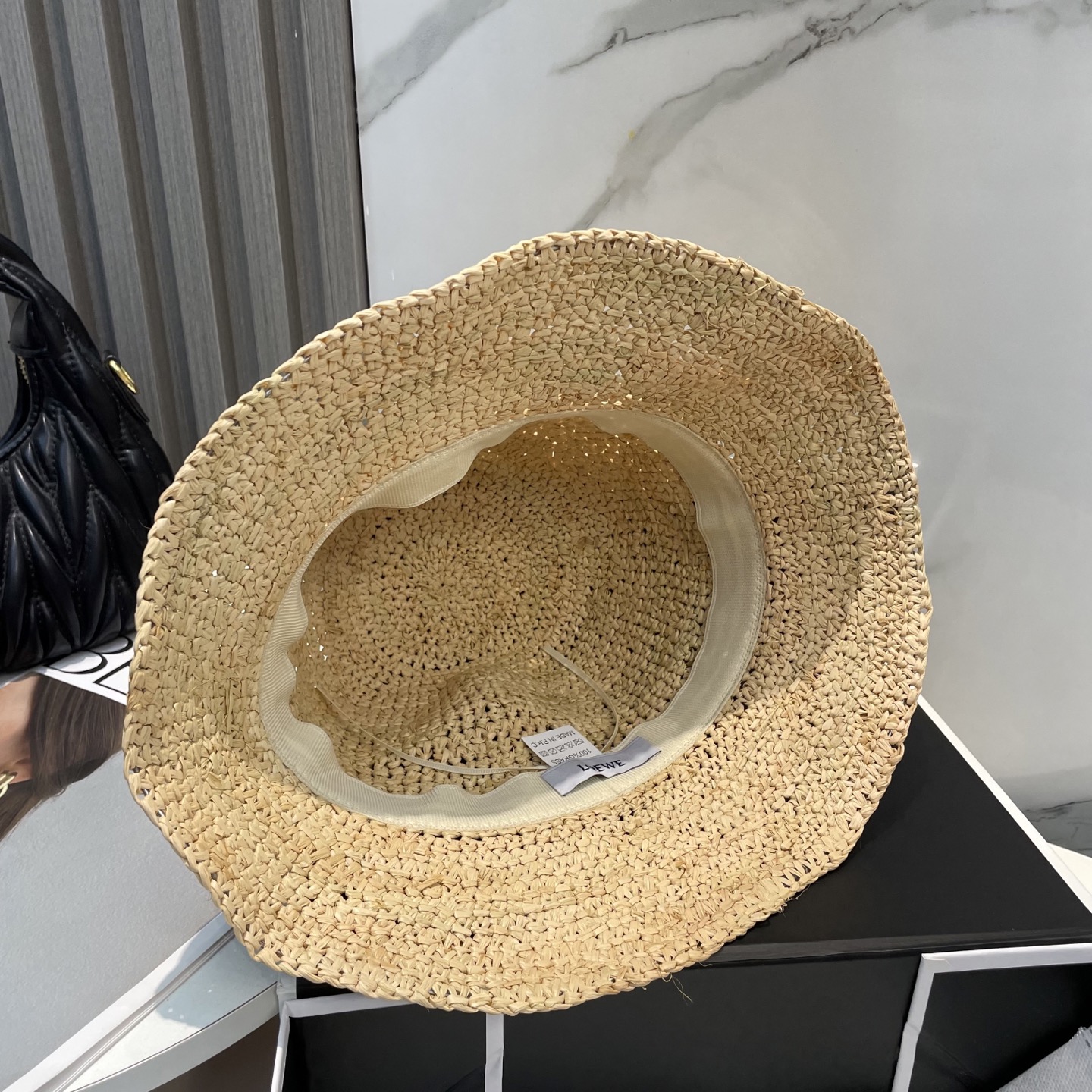💛罗意威 LOEWE
新款拉菲草密织草帽  夏天海边首选～
明星同款～大牌简约